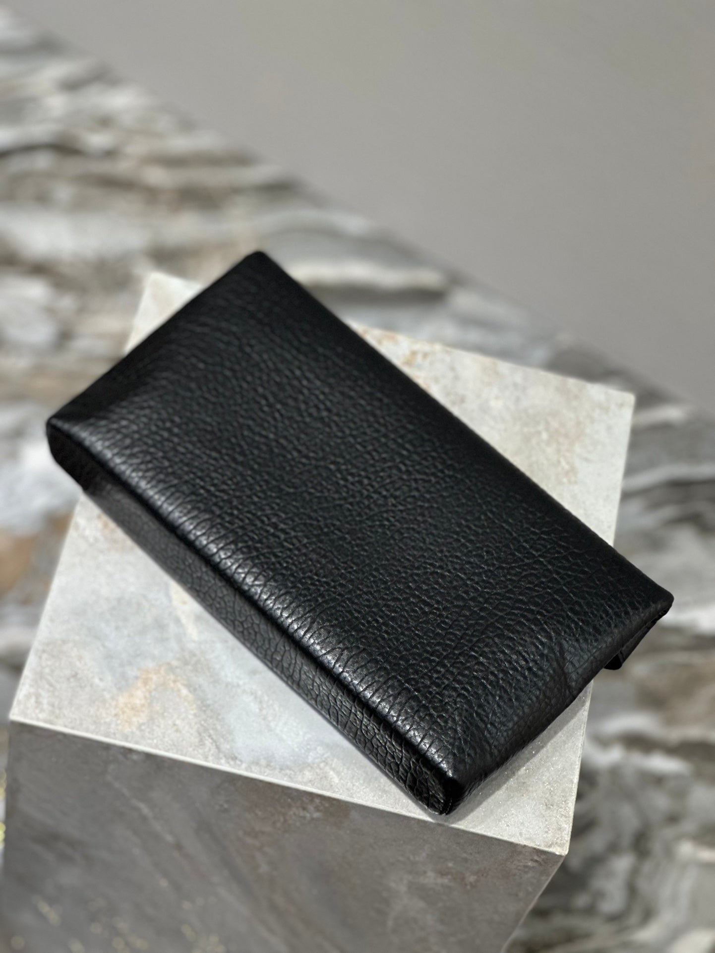 ENVELOPE CLUTCH 29 IN SCHWARZEM LAMMLEDER MIT KUPFERLOGO