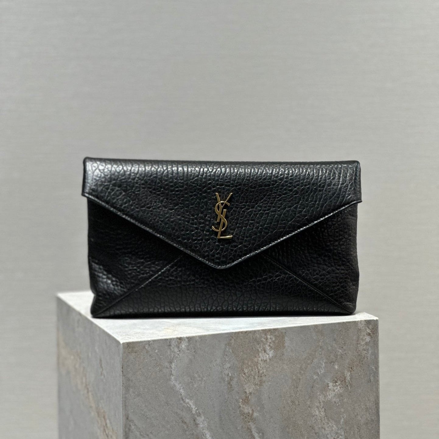 ENVELOPE CLUTCH 29 IN SCHWARZEM LAMMLEDER MIT KUPFERLOGO