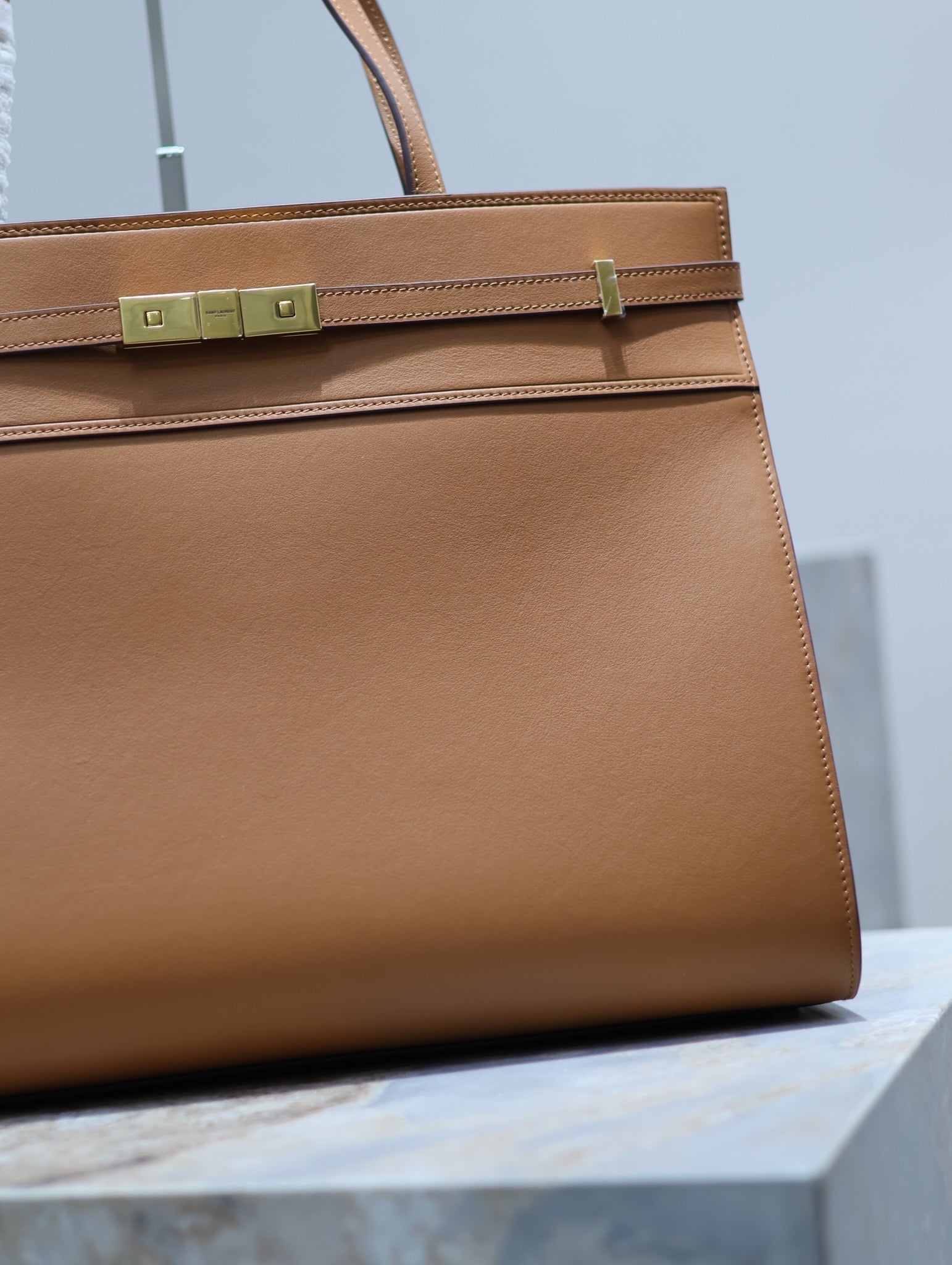 MANHATTAN EINKAUFSTASCHE 40 IN TAWNY BROWN GLATTEM LAMMLEDER GOLDENE SCHNALLE