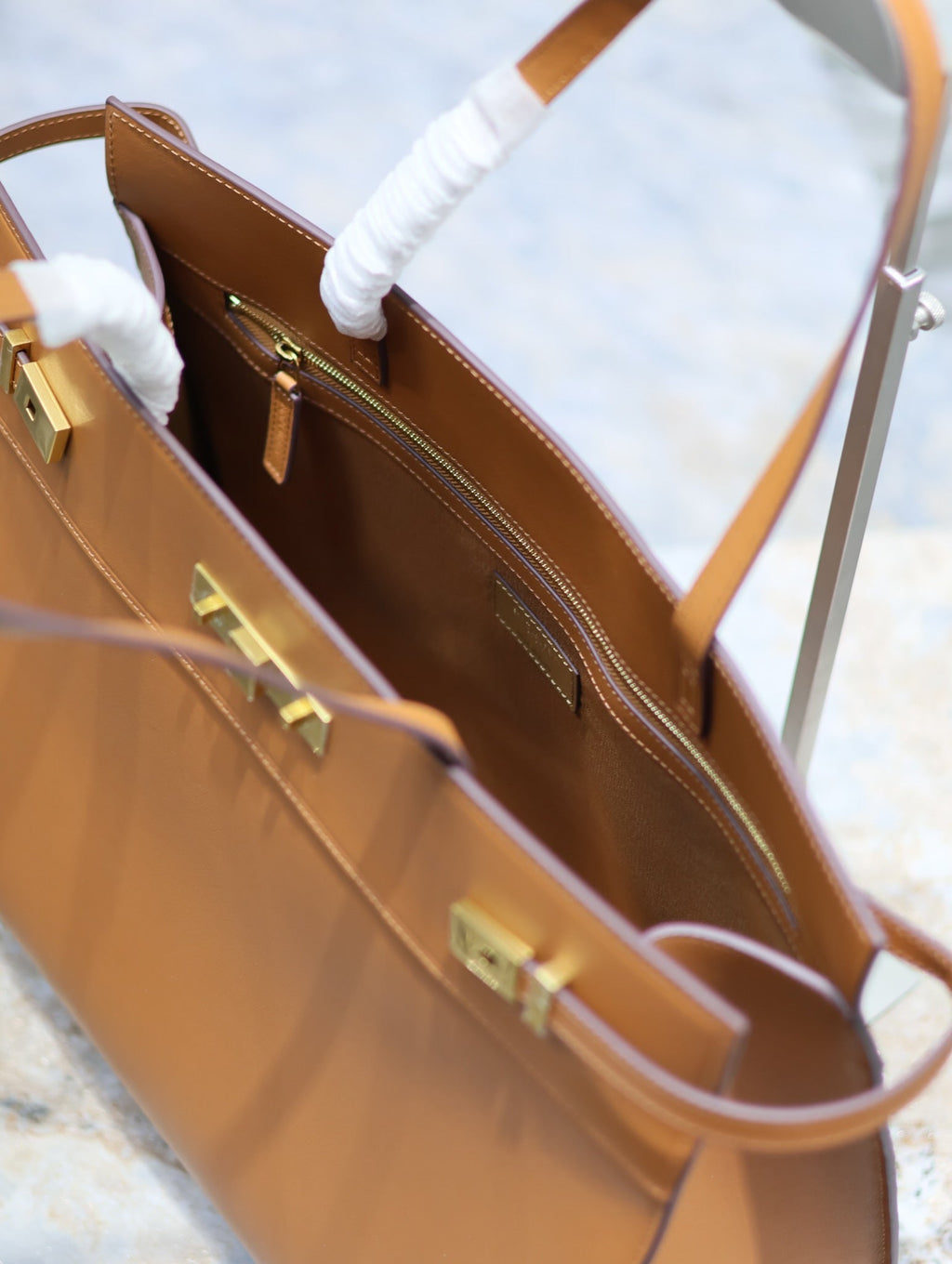 MANHATTAN EINKAUFSTASCHE 40 IN TAWNY BROWN GLATTEM LAMMLEDER GOLDENE SCHNALLE