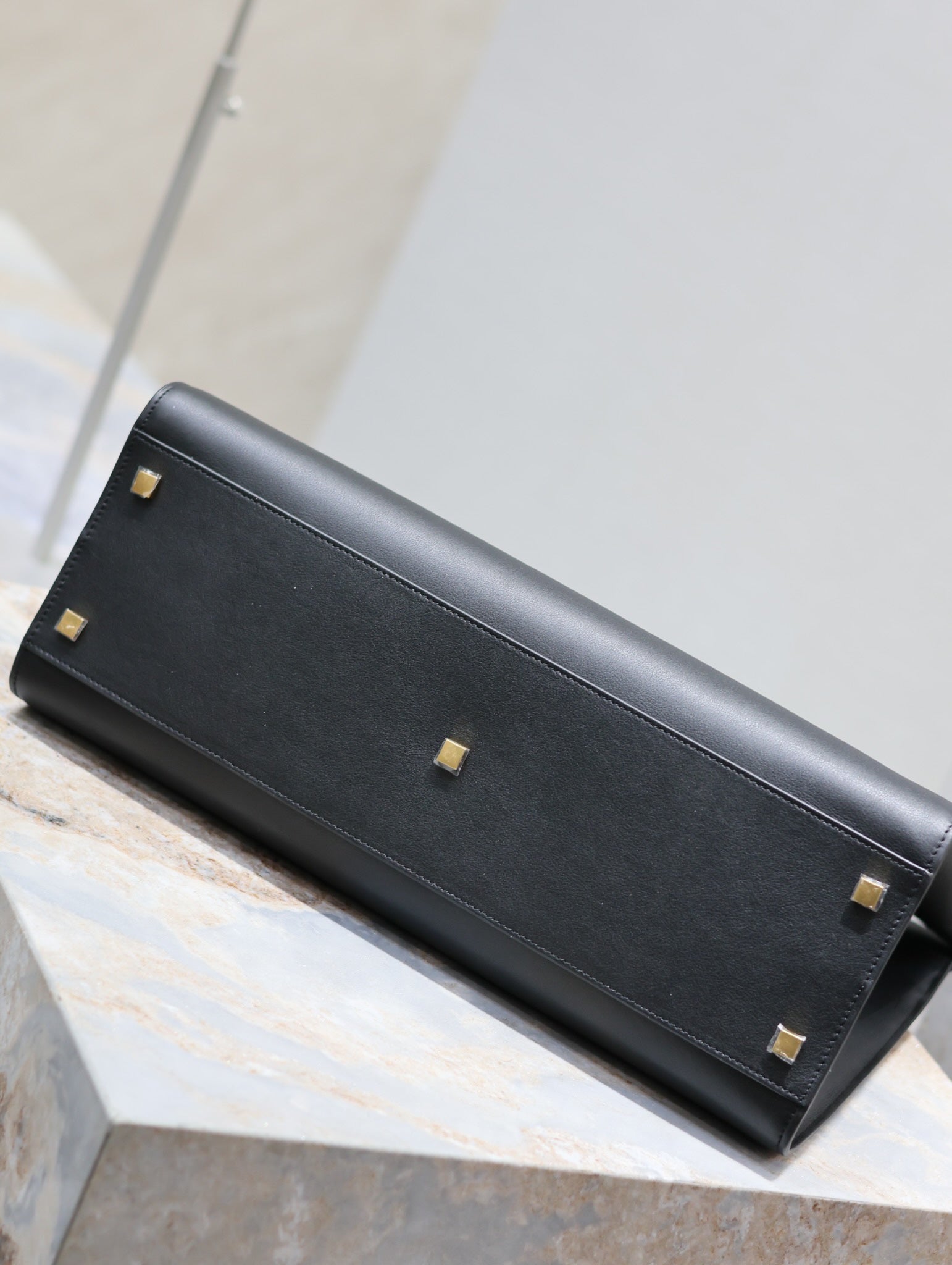 MANHATTAN EINKAUFSTASCHE 40 IN SCHWARZEM GLATTEM LAMMLEDER GOLDENE SCHNALLE