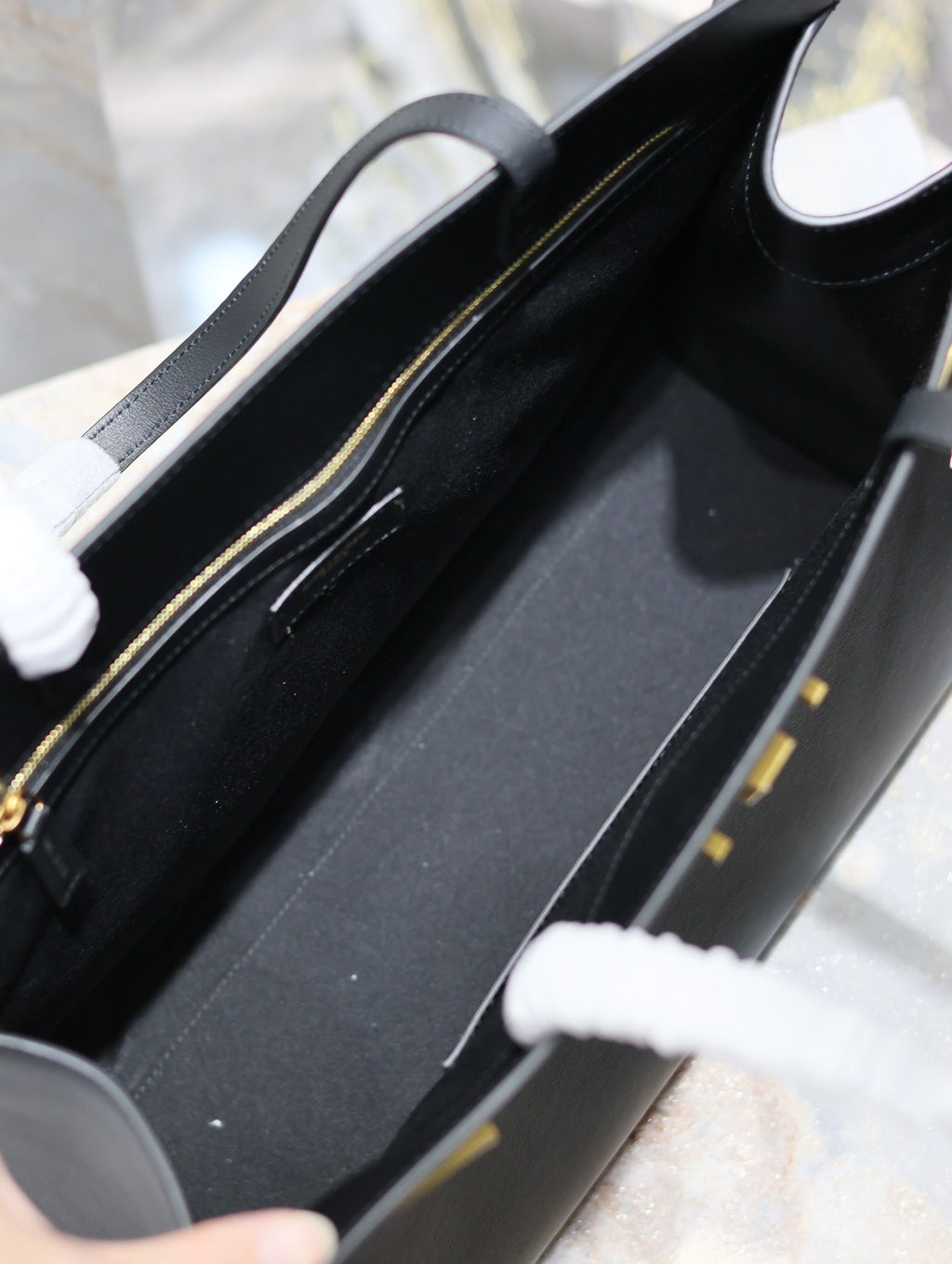 MANHATTAN EINKAUFSTASCHE 40 IN SCHWARZEM GLATTEM LAMMLEDER GOLDENE SCHNALLE