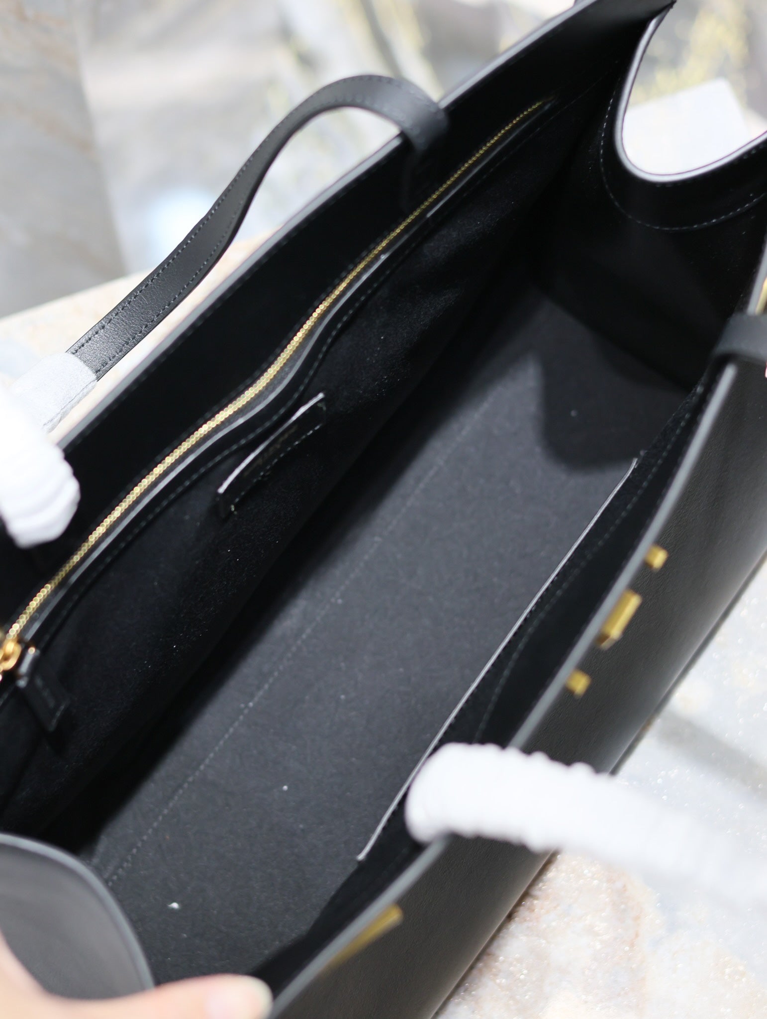 MANHATTAN EINKAUFSTASCHE 40 IN SCHWARZEM GLATTEM LAMMLEDER GOLDENE SCHNALLE