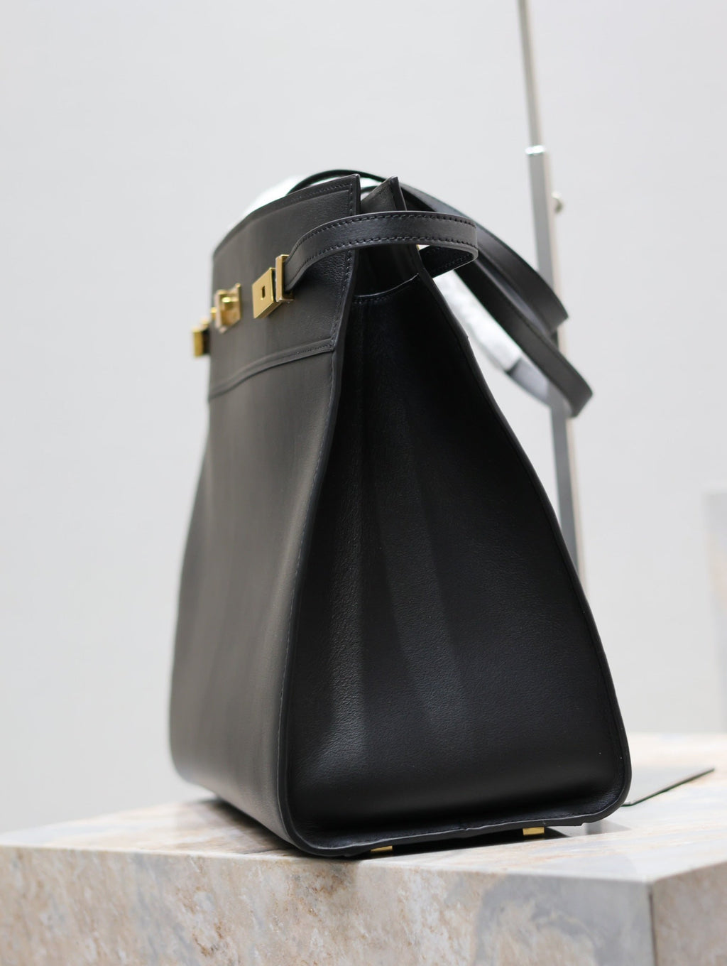 MANHATTAN EINKAUFSTASCHE 40 IN SCHWARZEM GLATTEM LAMMLEDER GOLDENE SCHNALLE