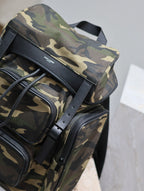 CITY-RUCKSACK MIT MEHREREN FÄCHERN, 42, IN CAMOUFLAGE-MUSTER, NYLON UND SCHWARZES KALBSLEDER