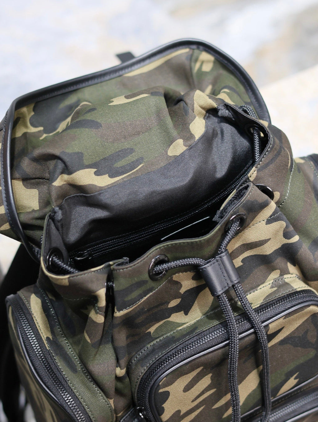 CITY-RUCKSACK MIT MEHREREN FÄCHERN, 42, IN CAMOUFLAGE-MUSTER, NYLON UND SCHWARZES KALBSLEDER