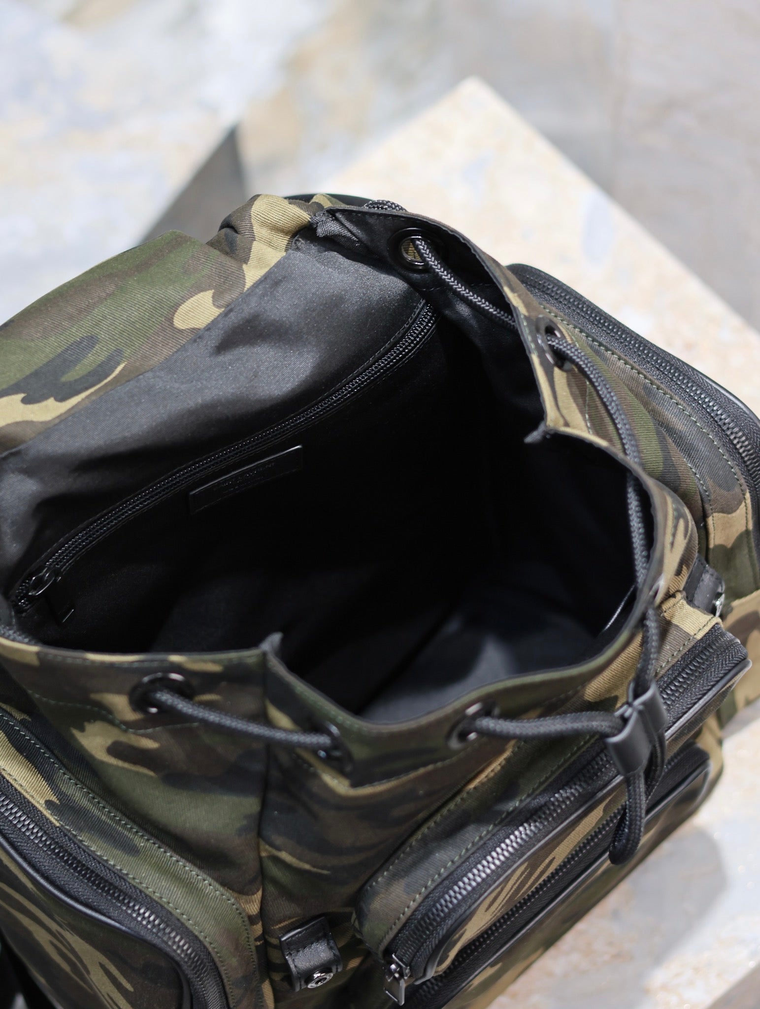 CITY-RUCKSACK MIT MEHREREN FÄCHERN, 42, IN CAMOUFLAGE-MUSTER, NYLON UND SCHWARZES KALBSLEDER