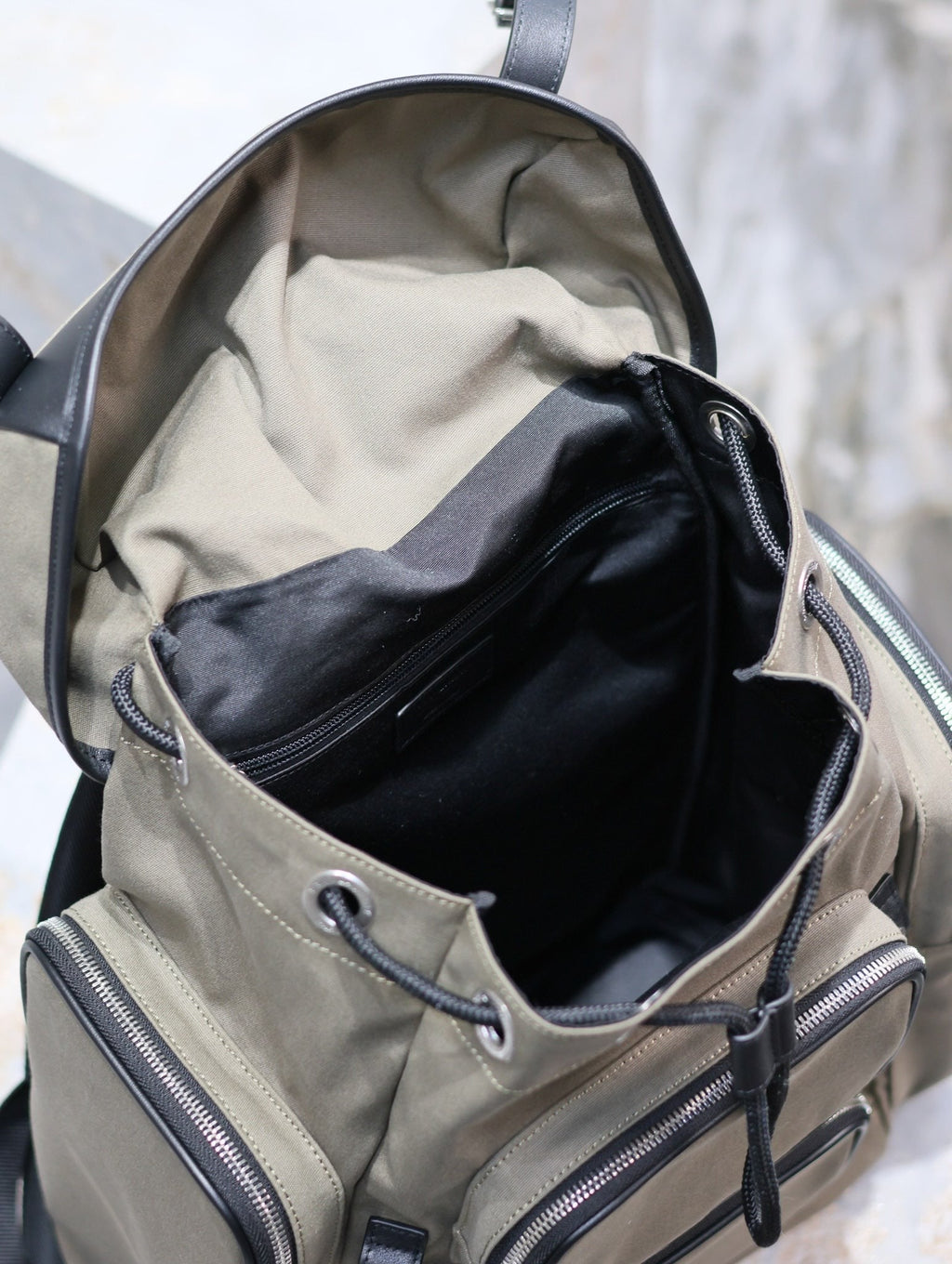 CITY-RUCKSACK MIT MEHREREN FÄCHERN, 42 IN KHAKI-GRÜNEM NYLON UND SCHWARZEM GLATTEM KALBSLEDER