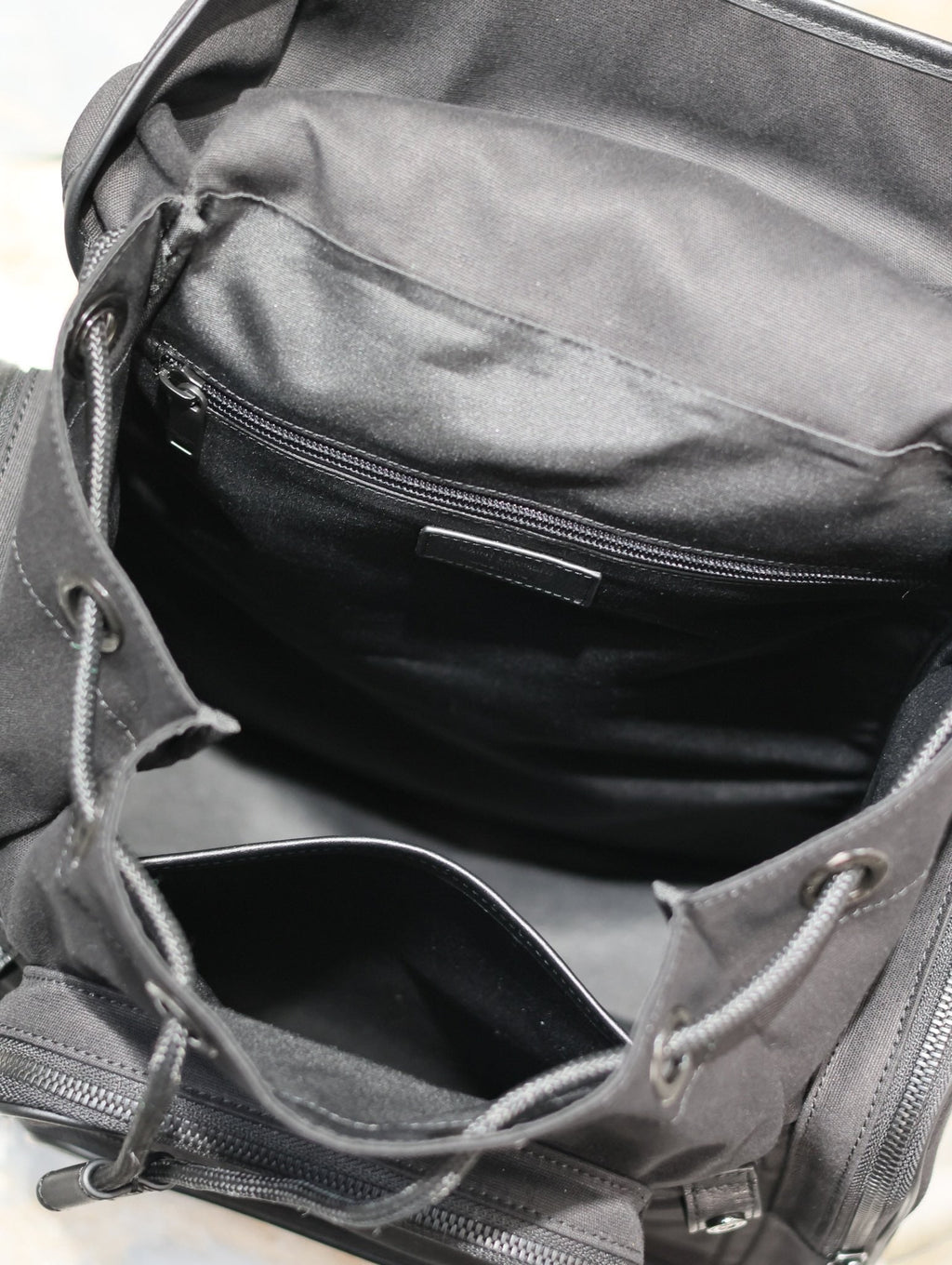 CITY-RUCKSACK MIT MEHREREN FÄCHERN, 42, AUS SCHWARZEM NYLON UND GLATTEM KALBSLEDER