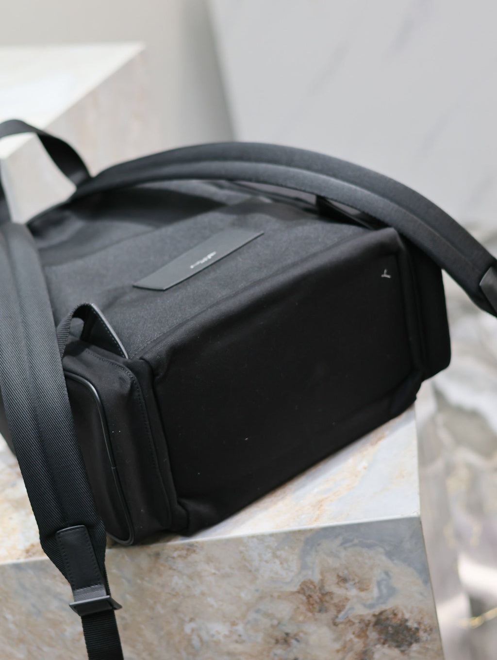 CITY-RUCKSACK MIT MEHREREN FÄCHERN, 42, AUS SCHWARZEM NYLON UND GLATTEM KALBSLEDER