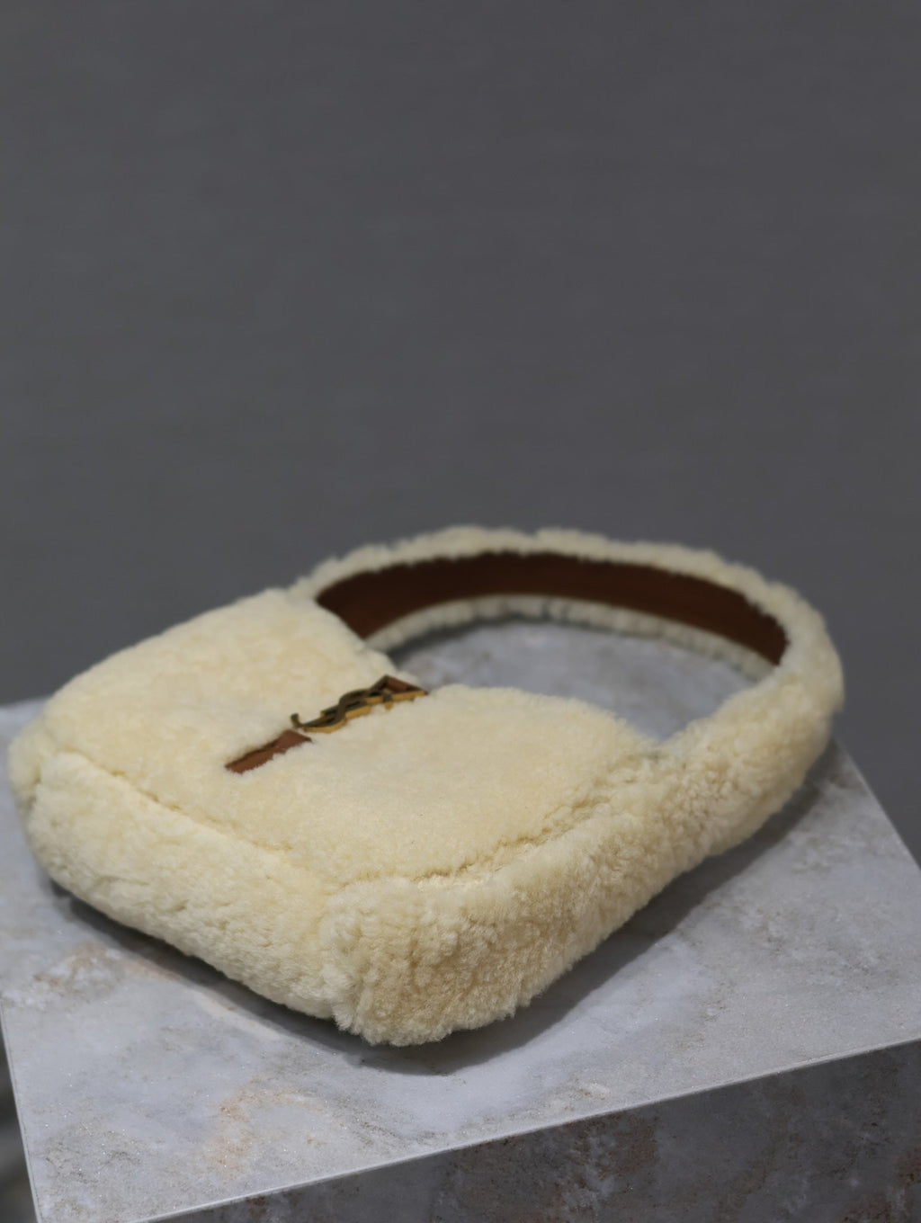 LE 5 À 7 MINI BAG 19 IN CREME LAMMFELL UND BRAUNER KALBSLEDERBESATZ