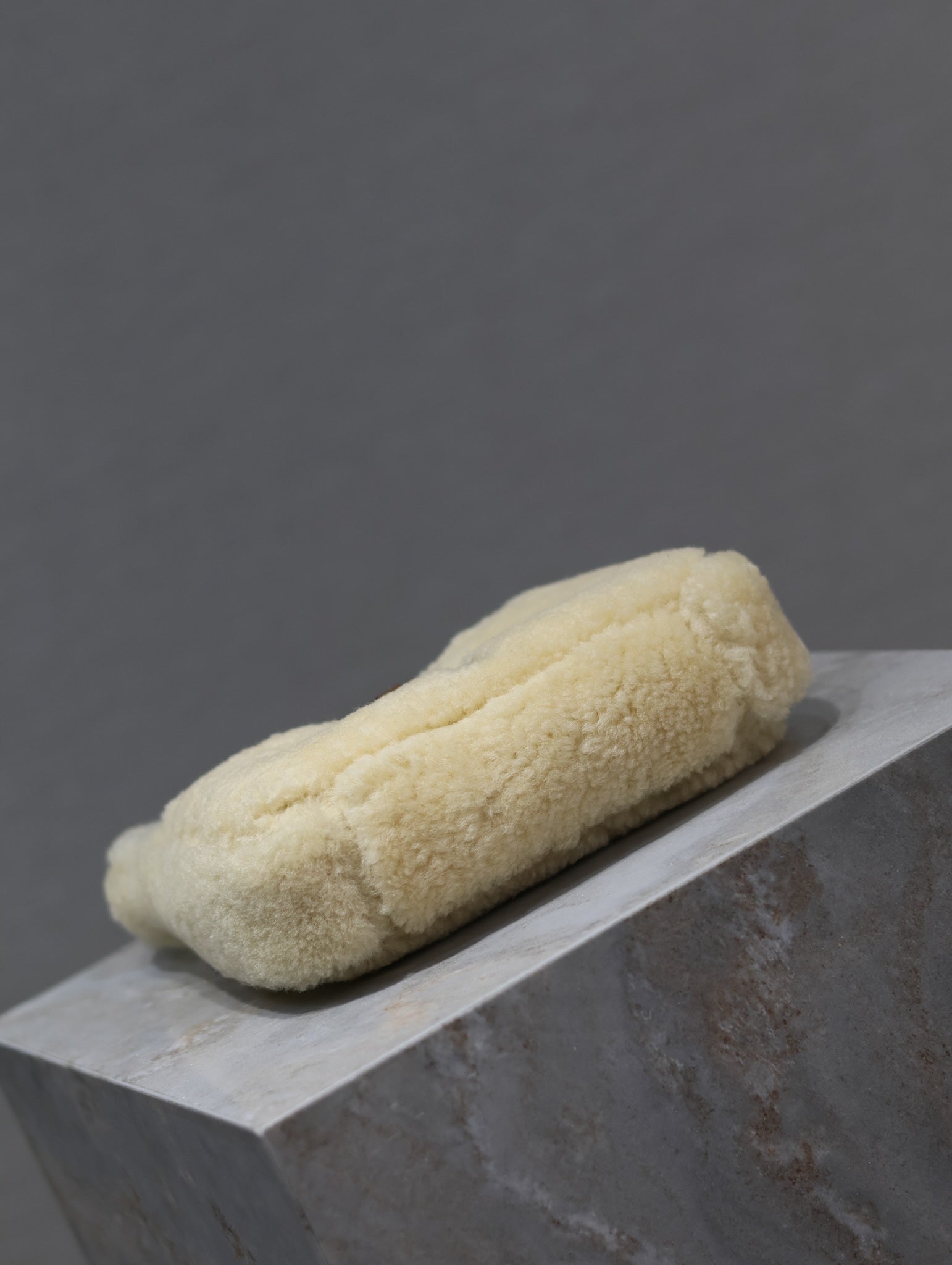 LE 5 À 7 MINI BAG 19 IN CREME LAMMFELL UND BRAUNER KALBSLEDERBESATZ