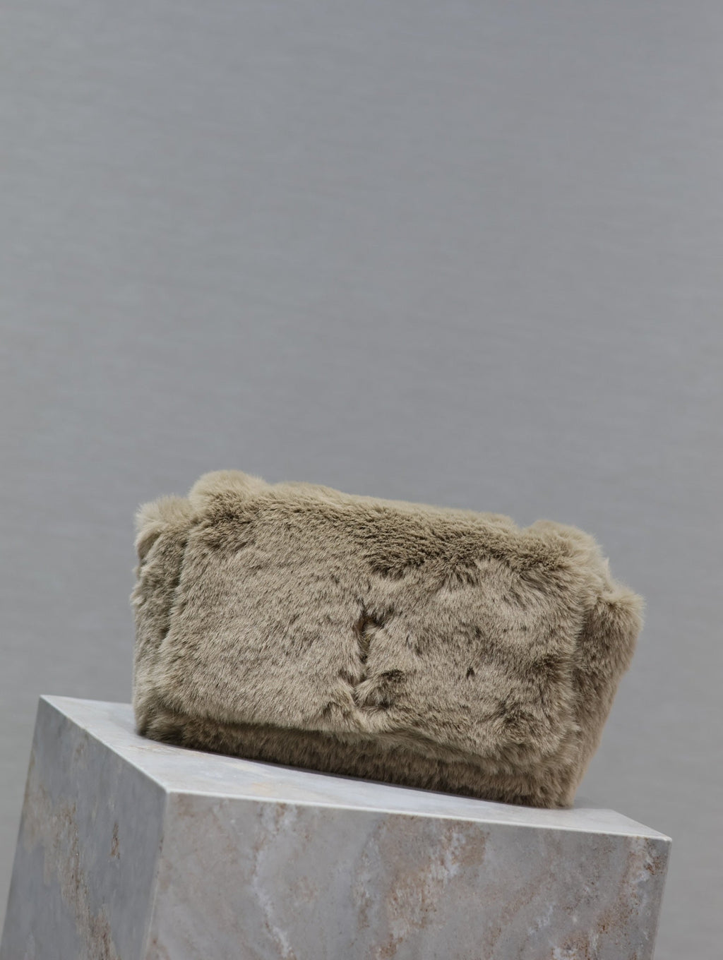 KATE KLEINE TASCHE 22 IN ECRU BEIGE KANINCHENFELL GOLDENE KETTE