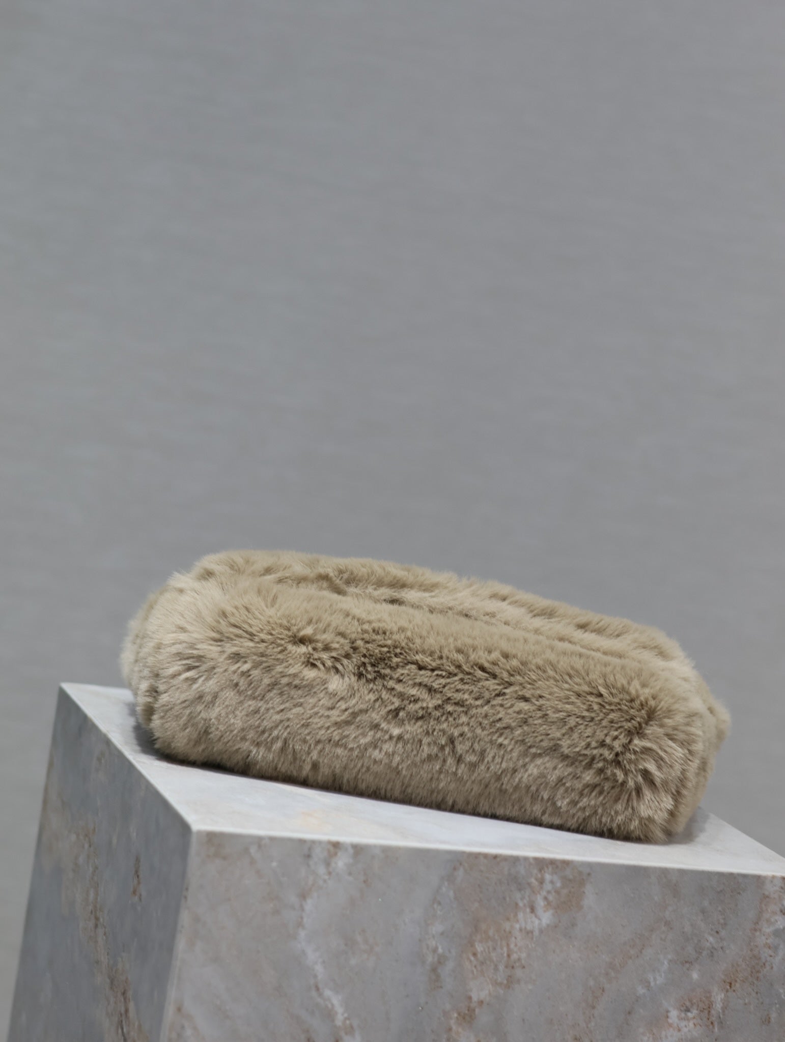 KATE KLEINE TASCHE 22 IN ECRU BEIGE KANINCHENFELL GOLDENE KETTE