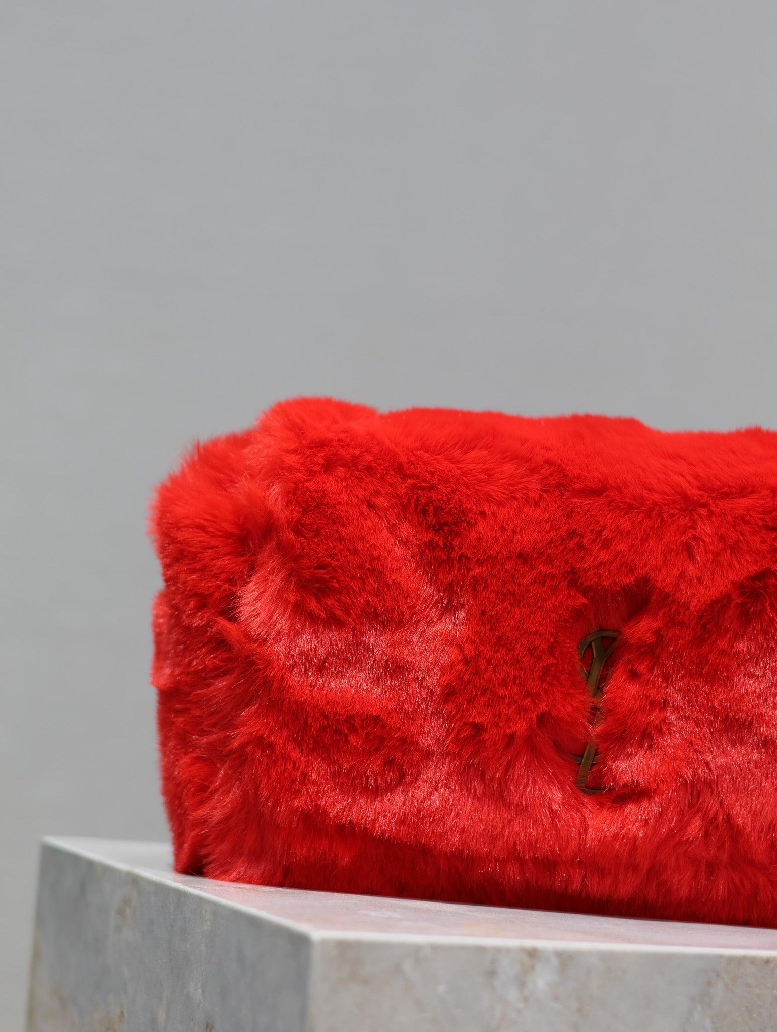 KATE KLEINE TASCHE 22 IN SCHARLACHROTES KANINCHENFELL GOLDKETTE