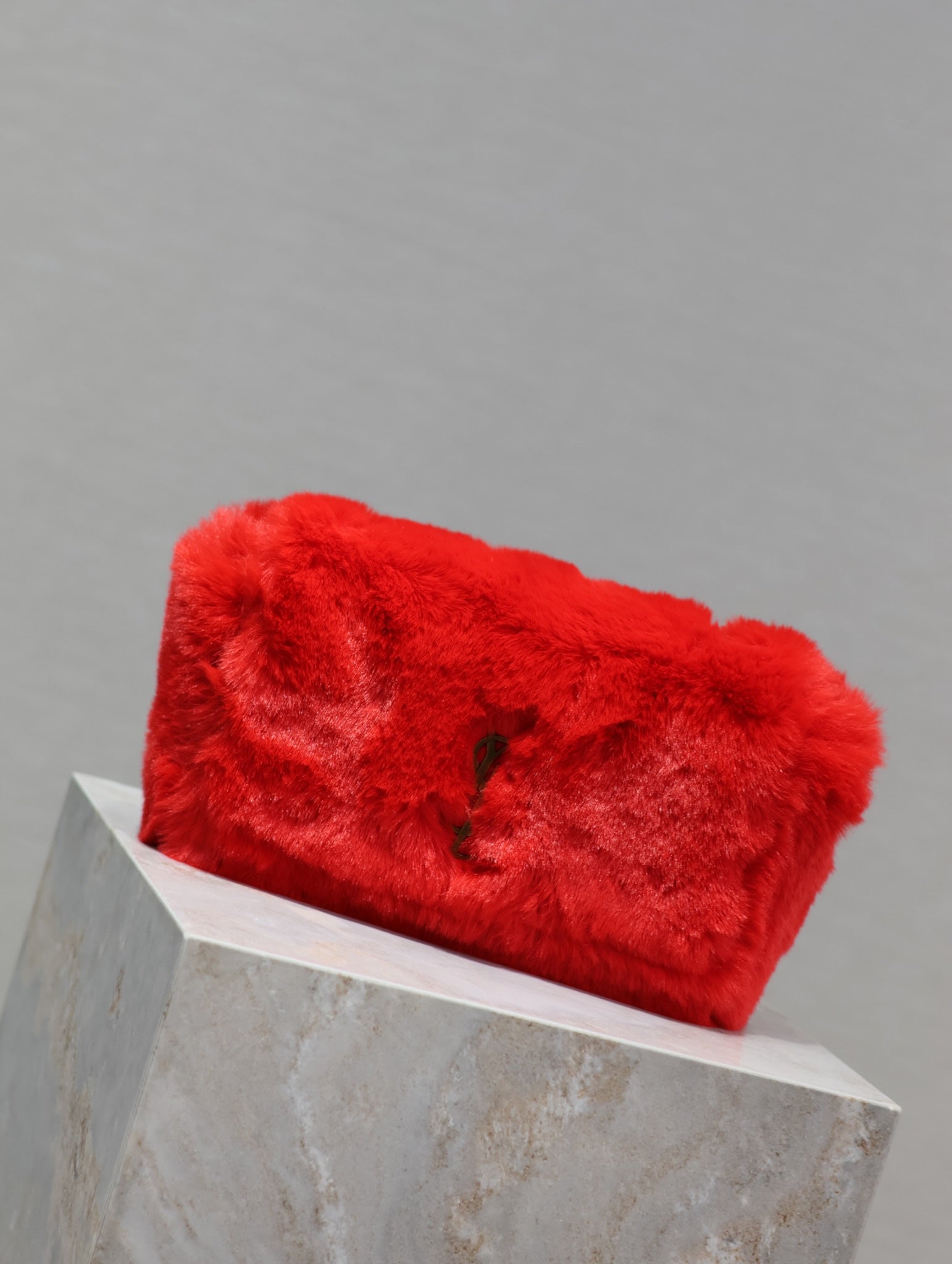 KATE KLEINE TASCHE 22 IN SCHARLACHROTES KANINCHENFELL GOLDKETTE