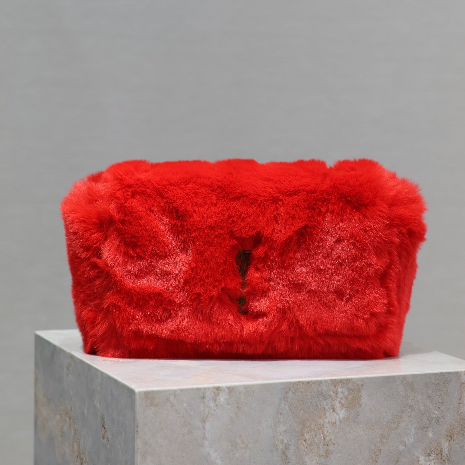 KATE KLEINE TASCHE 22 IN SCHARLACHROTES KANINCHENFELL GOLDKETTE