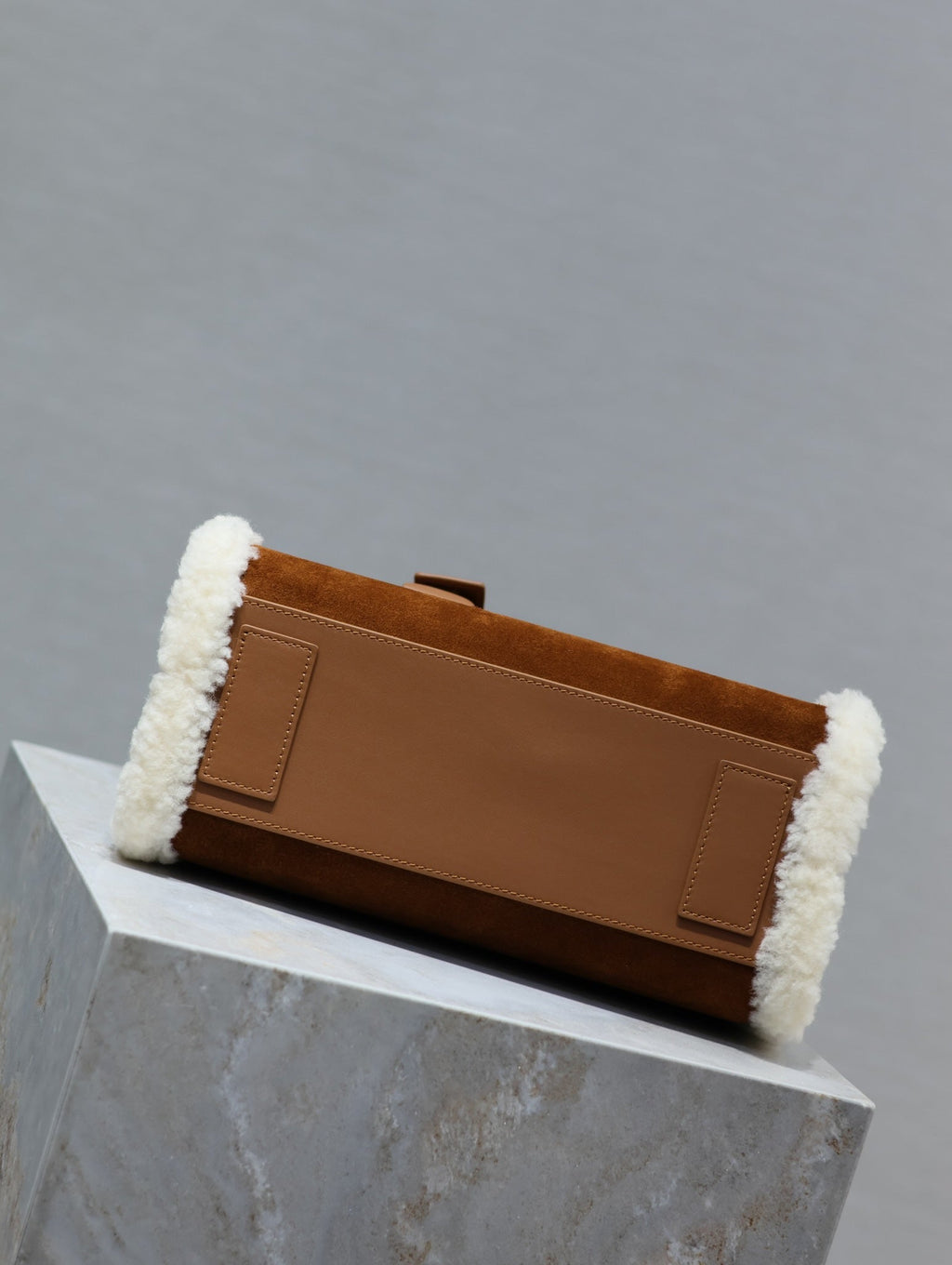 SAC DE JOUR 26 IN BRAUNEM WILDLEDER UND WEISSEM LAMMFELLBESETZUNG