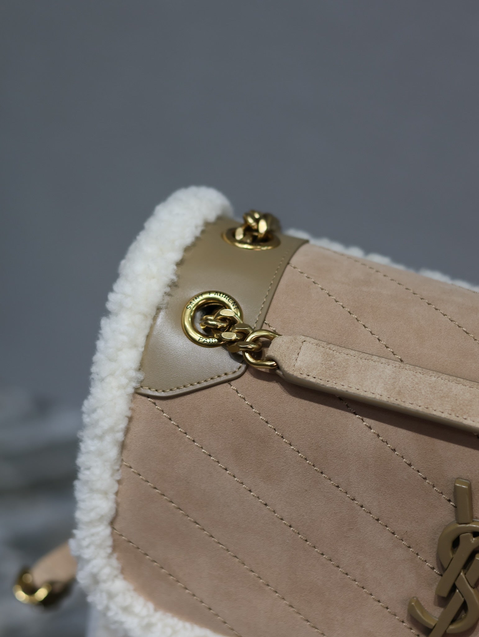 NIKI MEDIUM 28 IN CAMEL SUEDE UND WEISSEM LAMMFLEISCH