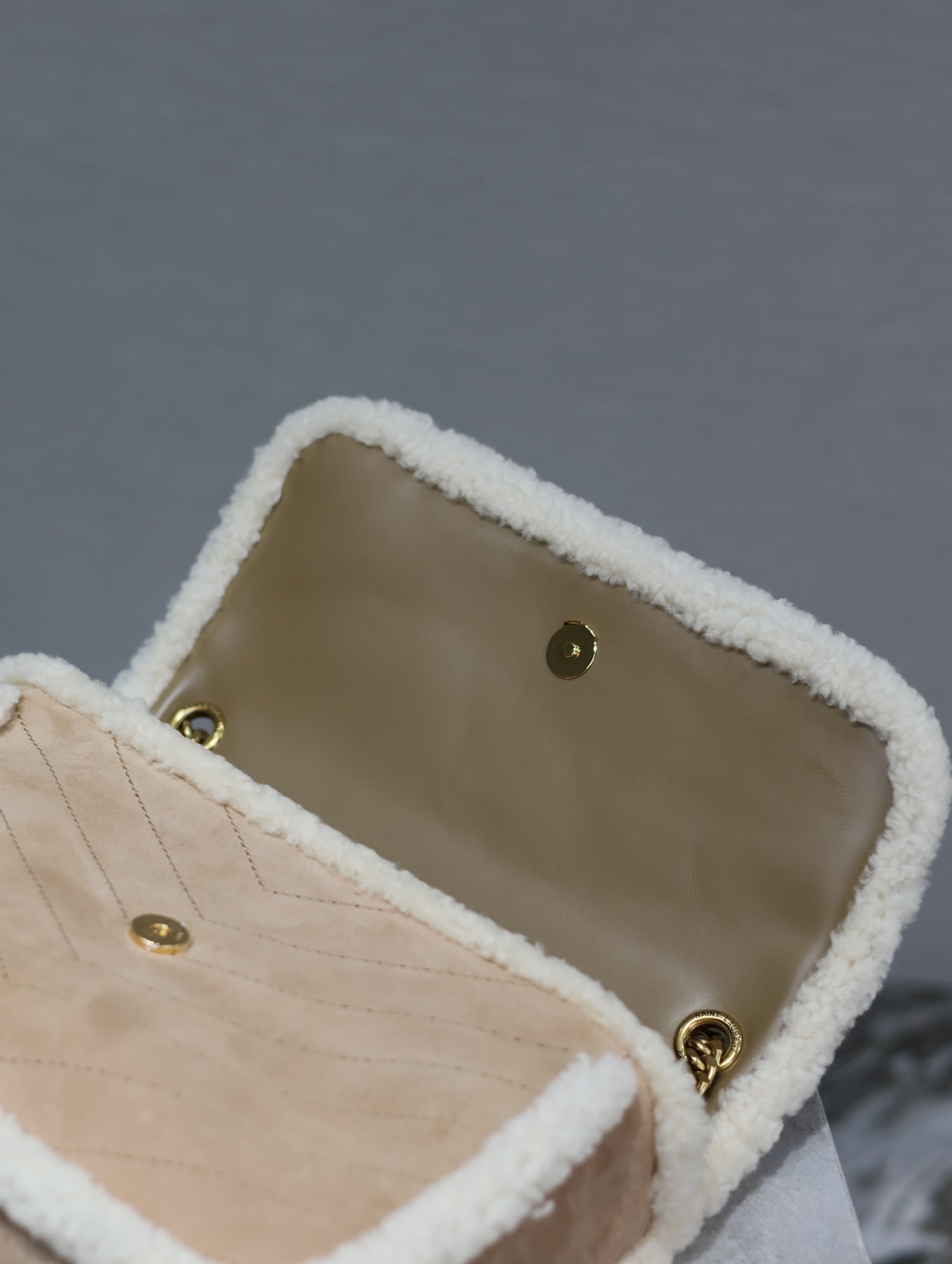 NIKI MEDIUM 28 IN CAMEL SUEDE UND WEISSEM LAMMFLEISCH