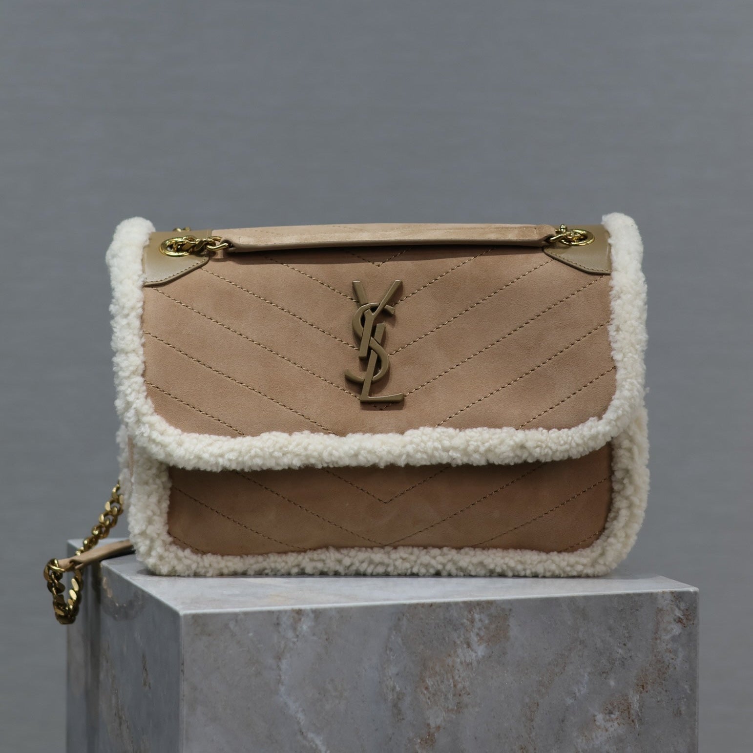 NIKI MEDIUM 28 IN CAMEL SUEDE UND WEISSEM LAMMFLEISCH