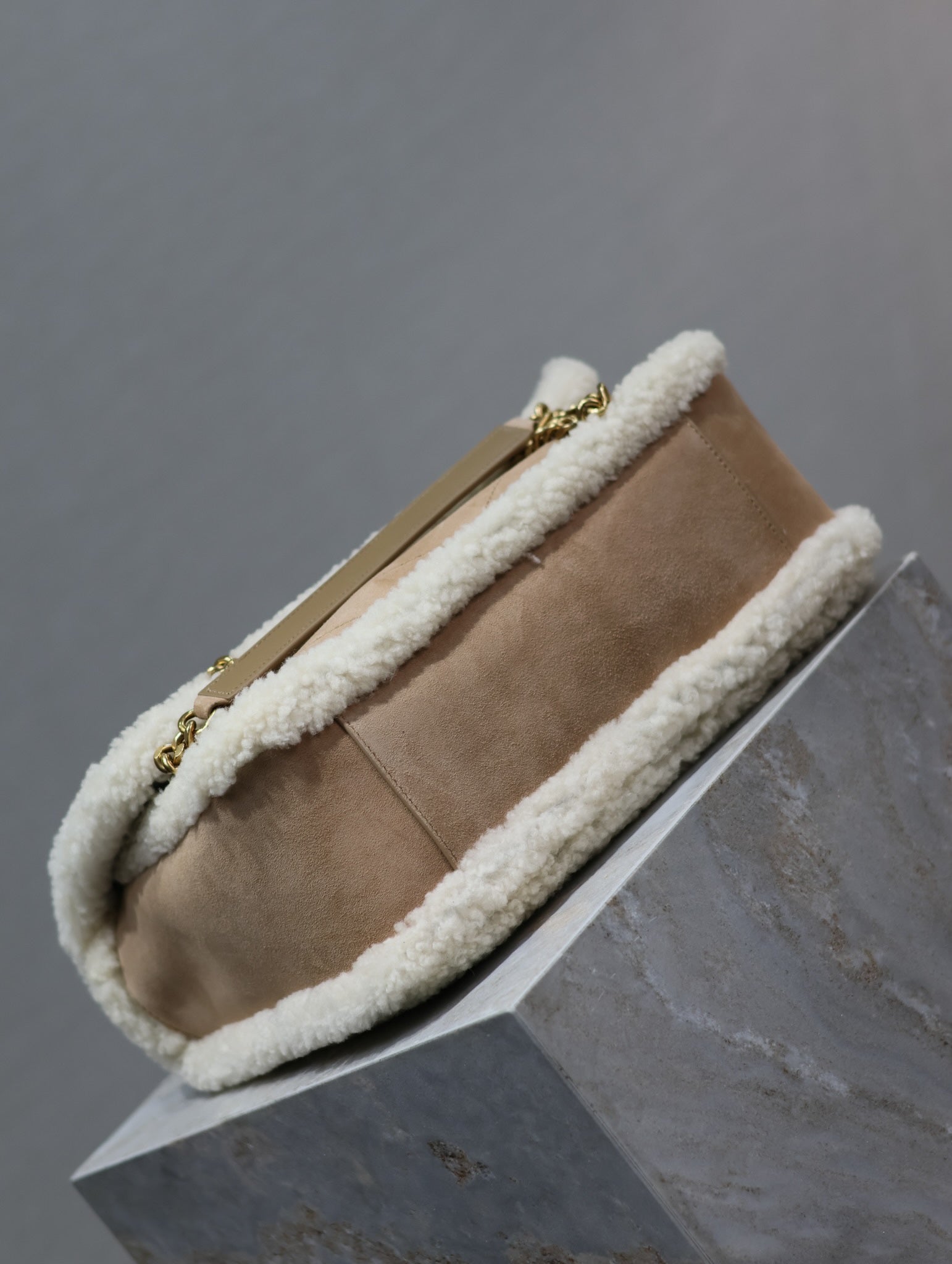 NIKI MEDIUM 28 IN CAMEL SUEDE UND WEISSEM LAMMFLEISCH