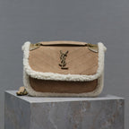 NIKI SMALL 22 IN CAMEL SUEDE UND WEISSEM LAMMFLEISCH