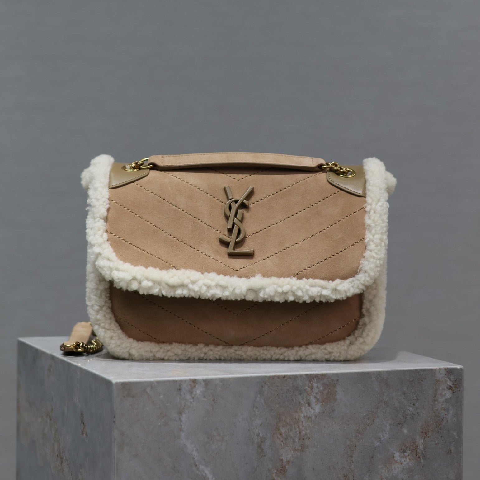 NIKI SMALL 22 IN CAMEL SUEDE UND WEISSEM LAMMFLEISCH