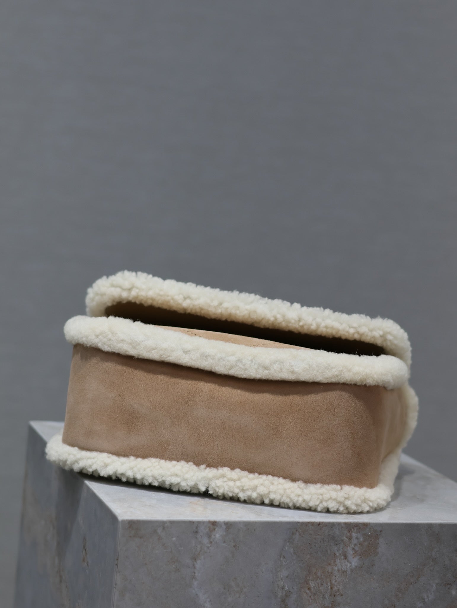 NIKI SMALL 22 IN CAMEL SUEDE UND WEISSEM LAMMFLEISCH