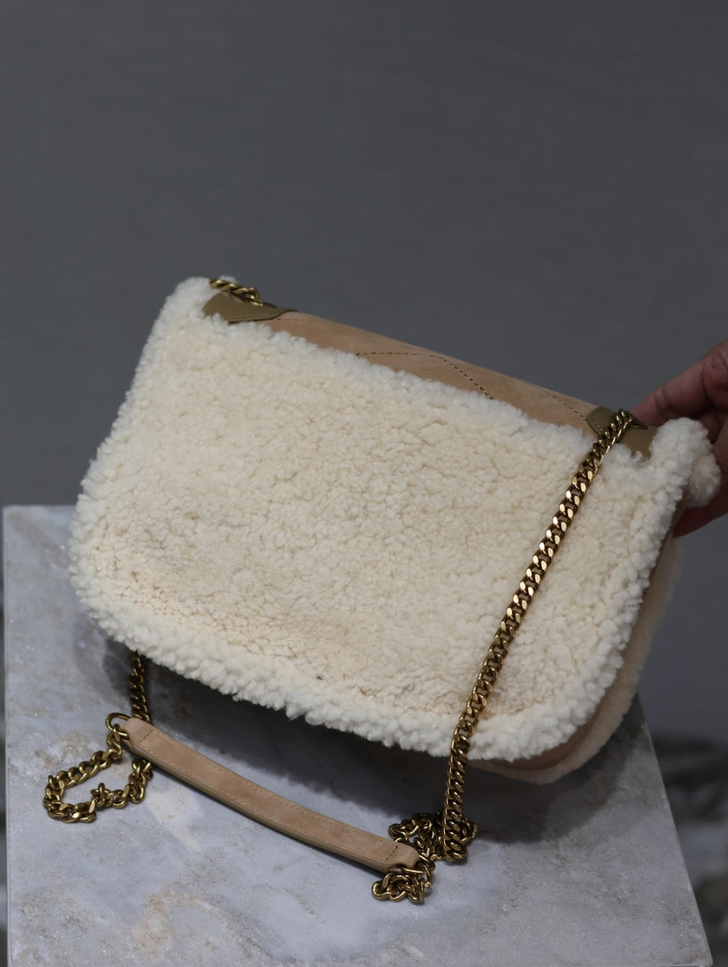 NIKI SMALL 22 IN CAMEL SUEDE UND WEISSEM LAMMFLEISCH