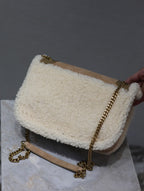 NIKI SMALL 22 IN CAMEL SUEDE UND WEISSEM LAMMFLEISCH