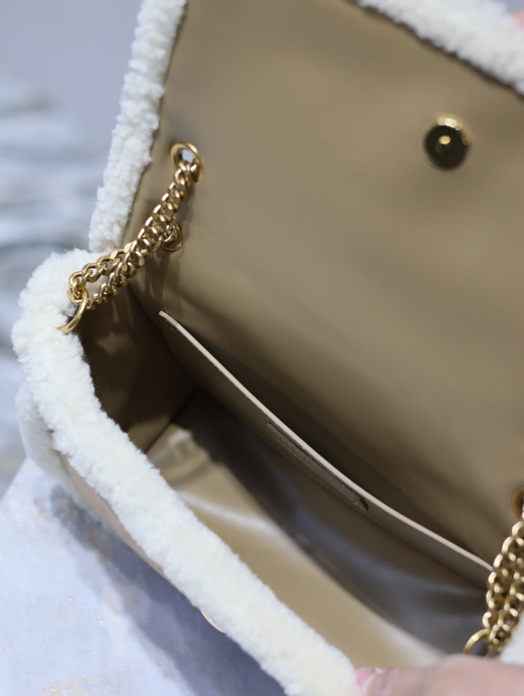 NIKI SMALL 22 IN CAMEL SUEDE UND WEISSEM LAMMFLEISCH