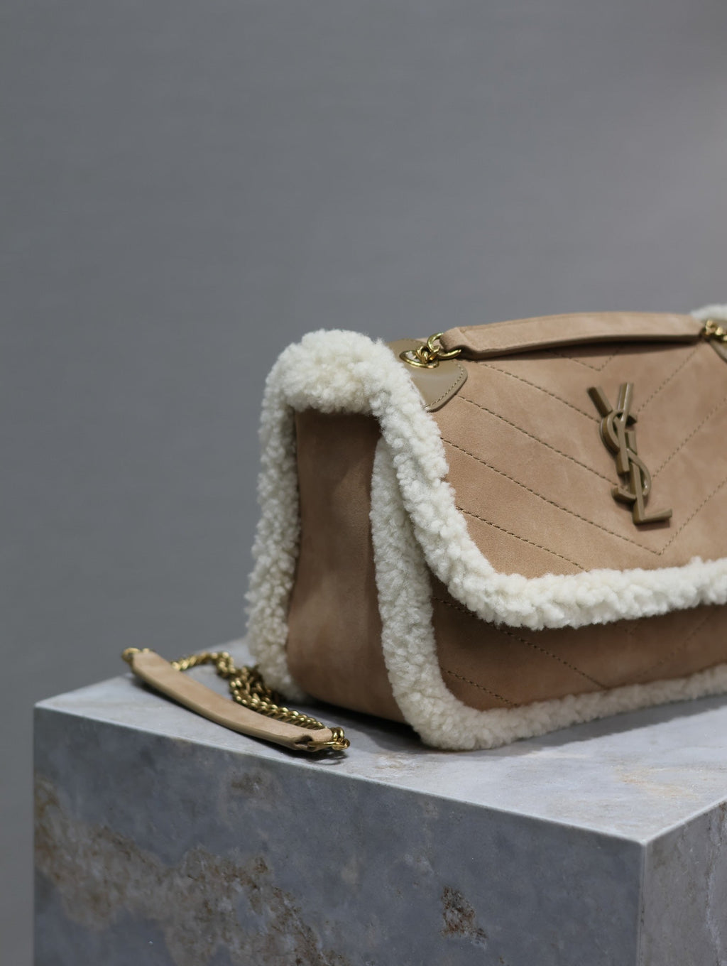 NIKI SMALL 22 IN CAMEL SUEDE UND WEISSEM LAMMFLEISCH