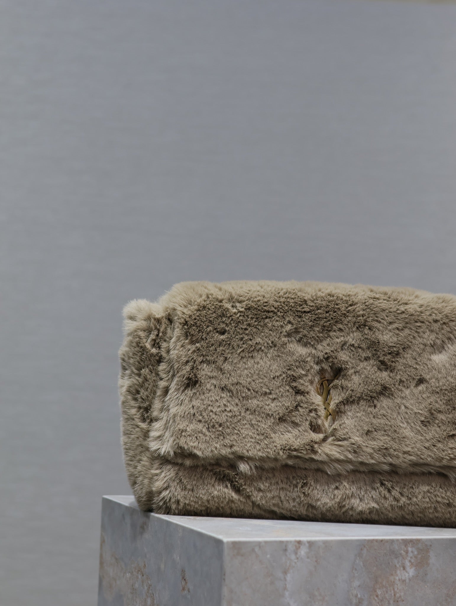 KATE Klapptasche 28 Zoll ECRU BEIGE Kaninchenfell Goldkette