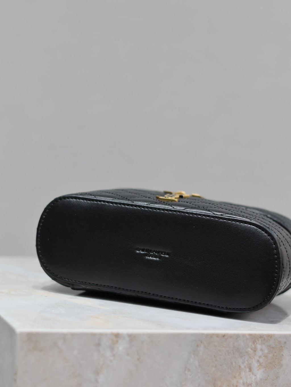 GABY MINI-SCHminktisch 18 Zoll, schwarz, gesteppt, Lammleder, goldene Beschläge