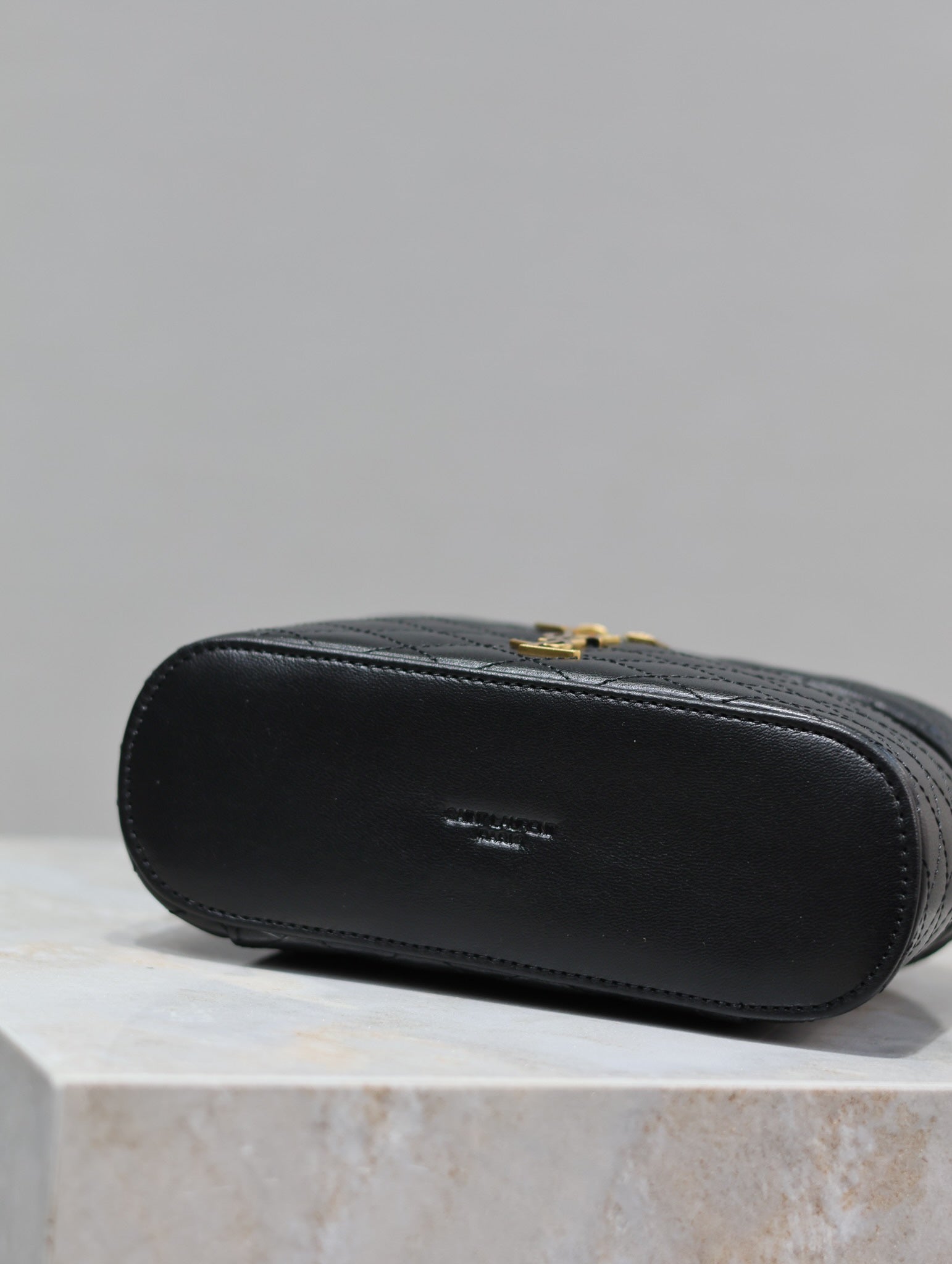 GABY MINI-SCHminktisch 18 Zoll, schwarz, gesteppt, Lammleder, goldene Beschläge