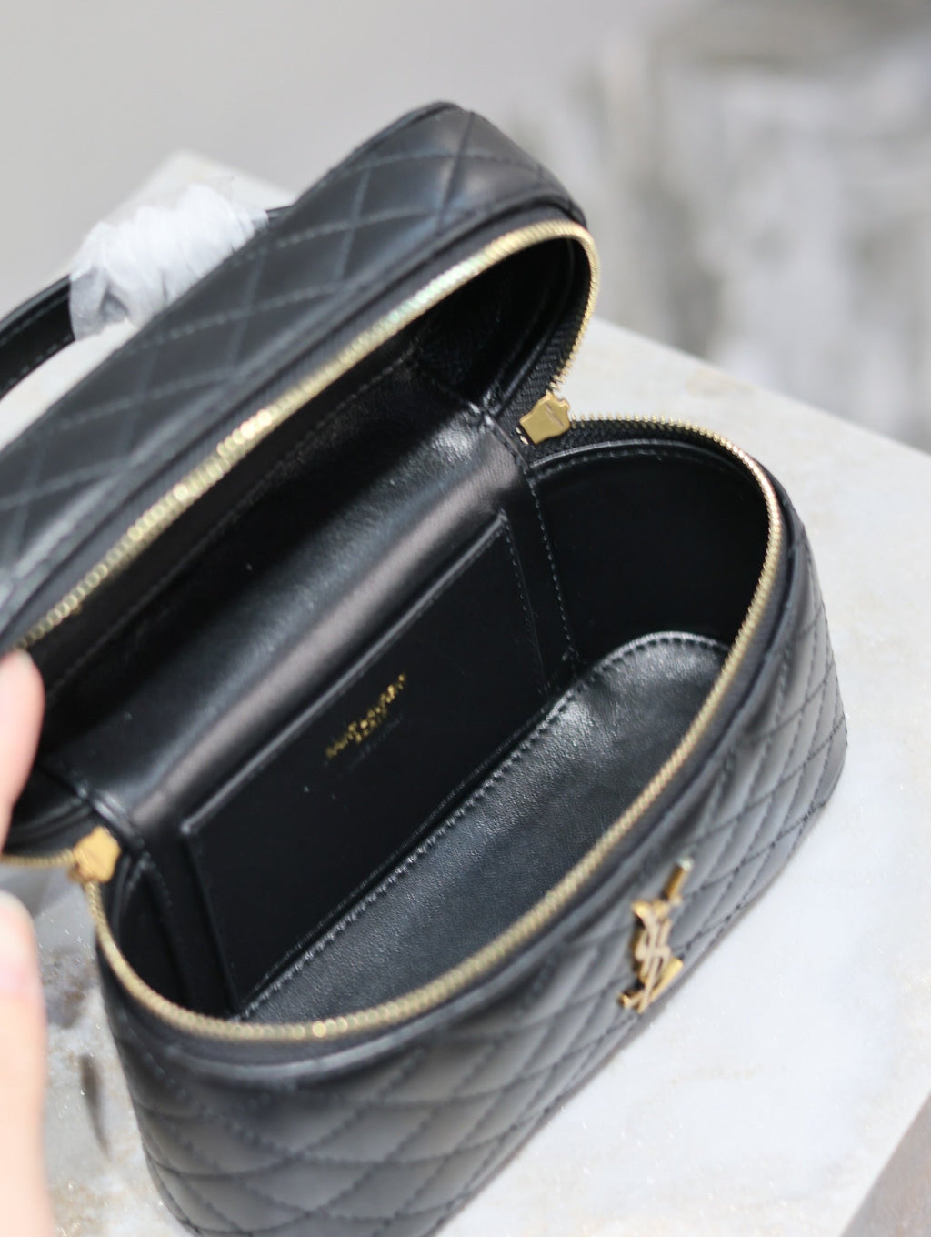 GABY MINI-SCHminktisch 18 Zoll, schwarz, gesteppt, Lammleder, goldene Beschläge