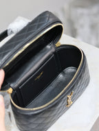 GABY MINI-SCHminktisch 18 Zoll, schwarz, gesteppt, Lammleder, goldene Beschläge