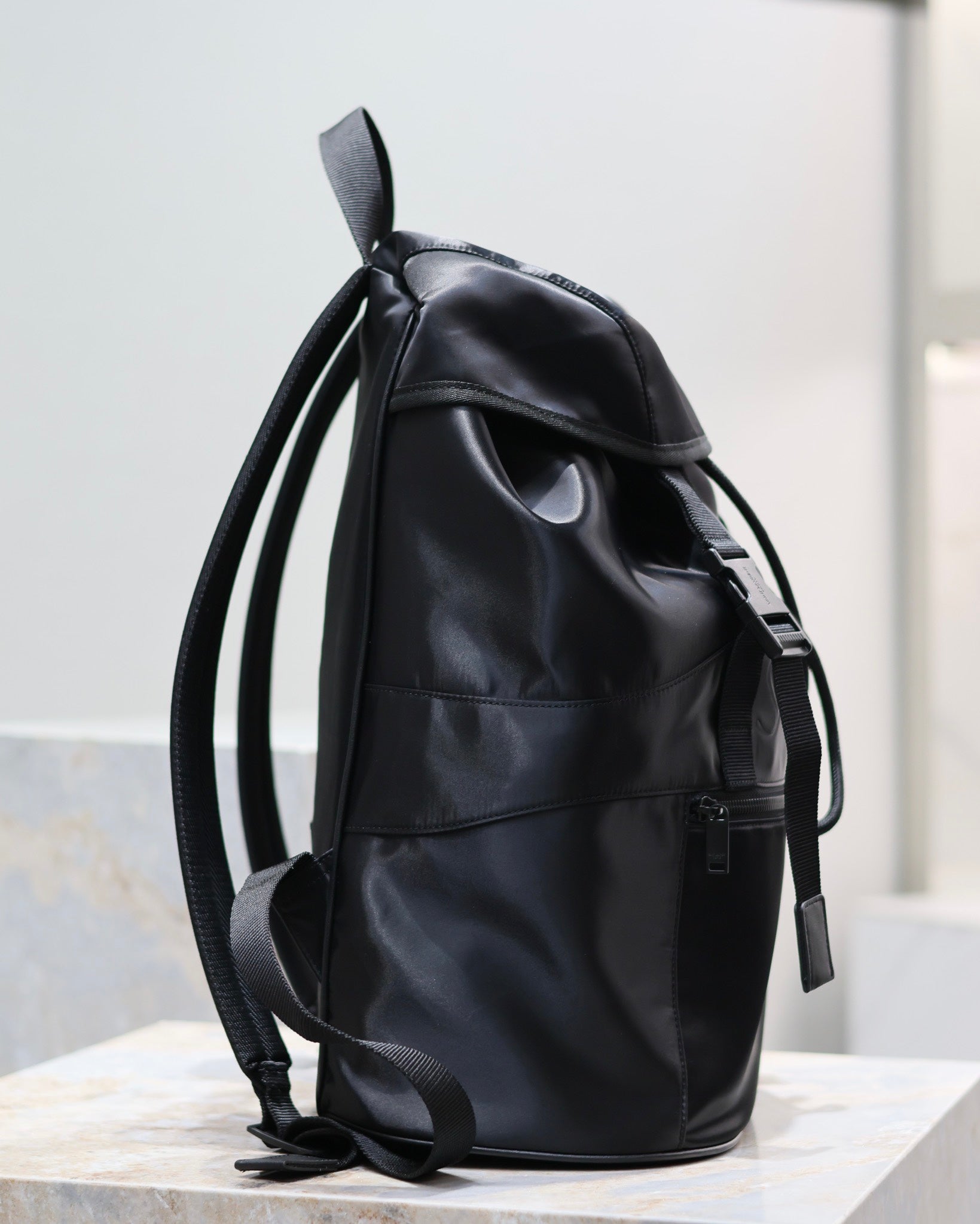 WASSERDICHTER RUCKSACK 45 AUS SCHWARZEM NYLON MIT GEPRÄGTEM LOGO