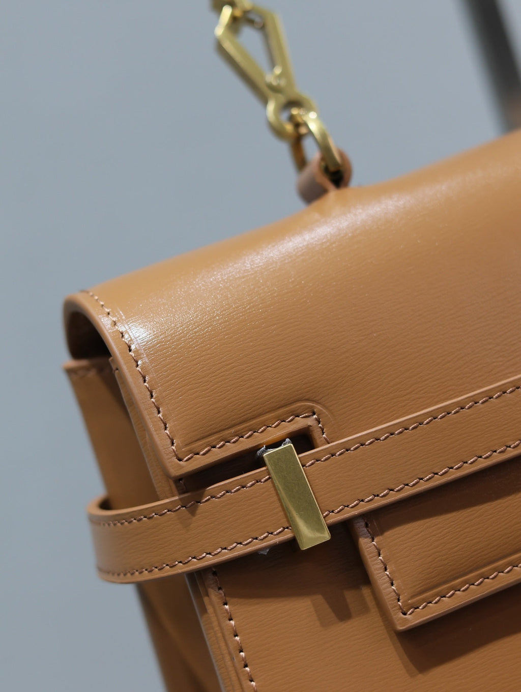 MANHATTAN HANDTASCHE 32 IN ZIMTBRAUNES KALBSLEDER GOLDENE BESCHLÄGE