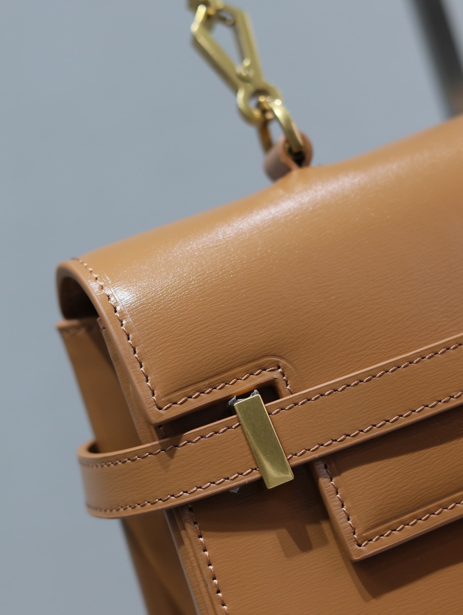 MANHATTAN HANDTASCHE 32 IN ZIMTBRAUNES KALBSLEDER GOLDENE BESCHLÄGE