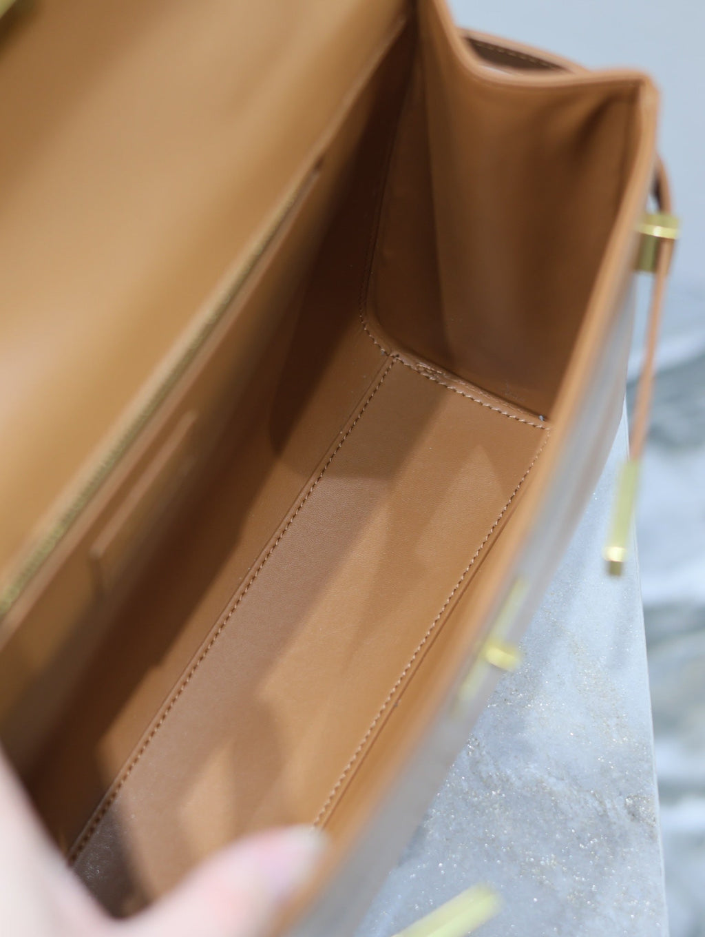 MANHATTAN HANDTASCHE 32 IN ZIMTBRAUNES KALBSLEDER GOLDENE BESCHLÄGE