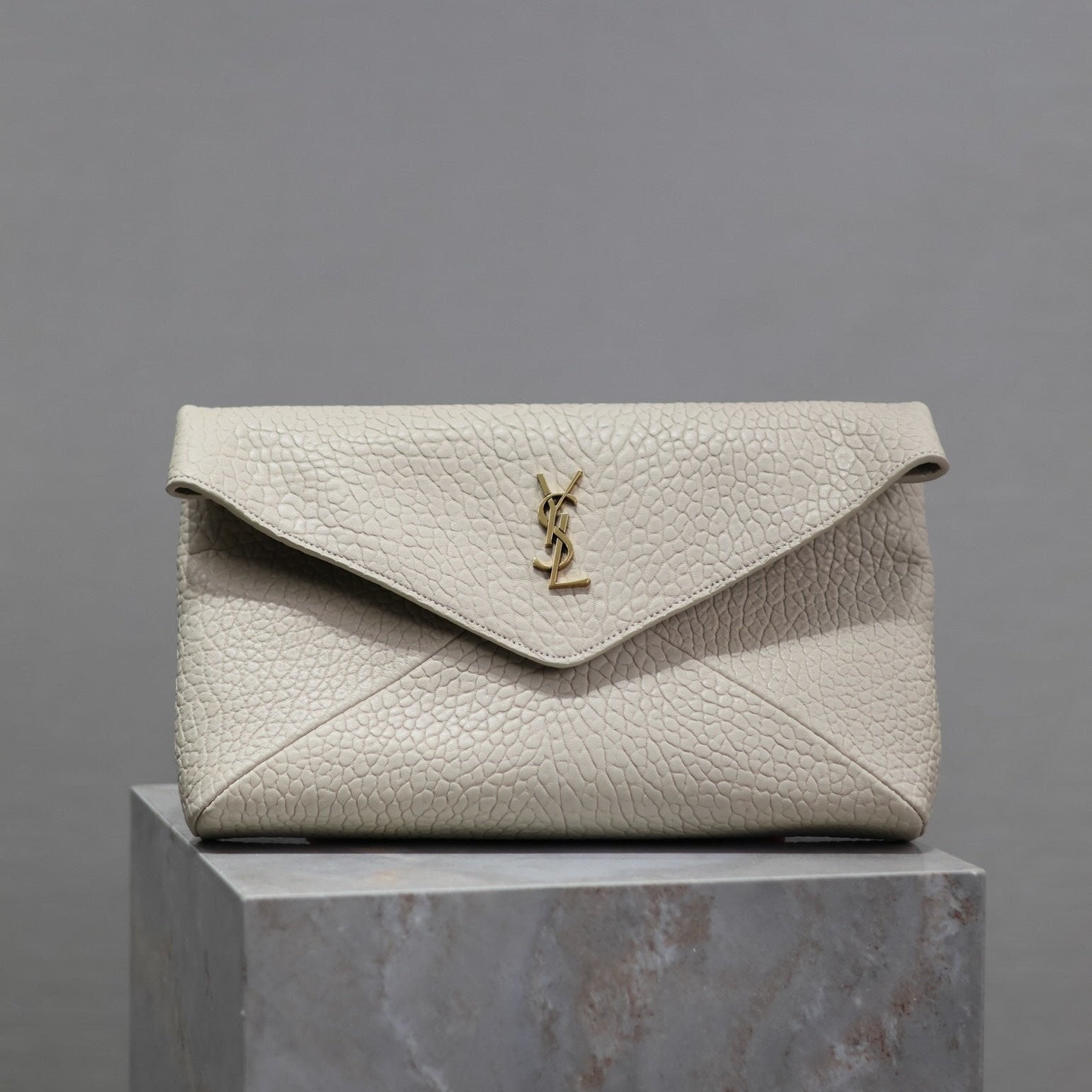 ENVELOPE CLUTCH 29 IN WEISSEM LAMMLEDER MIT KUPFERLOGO