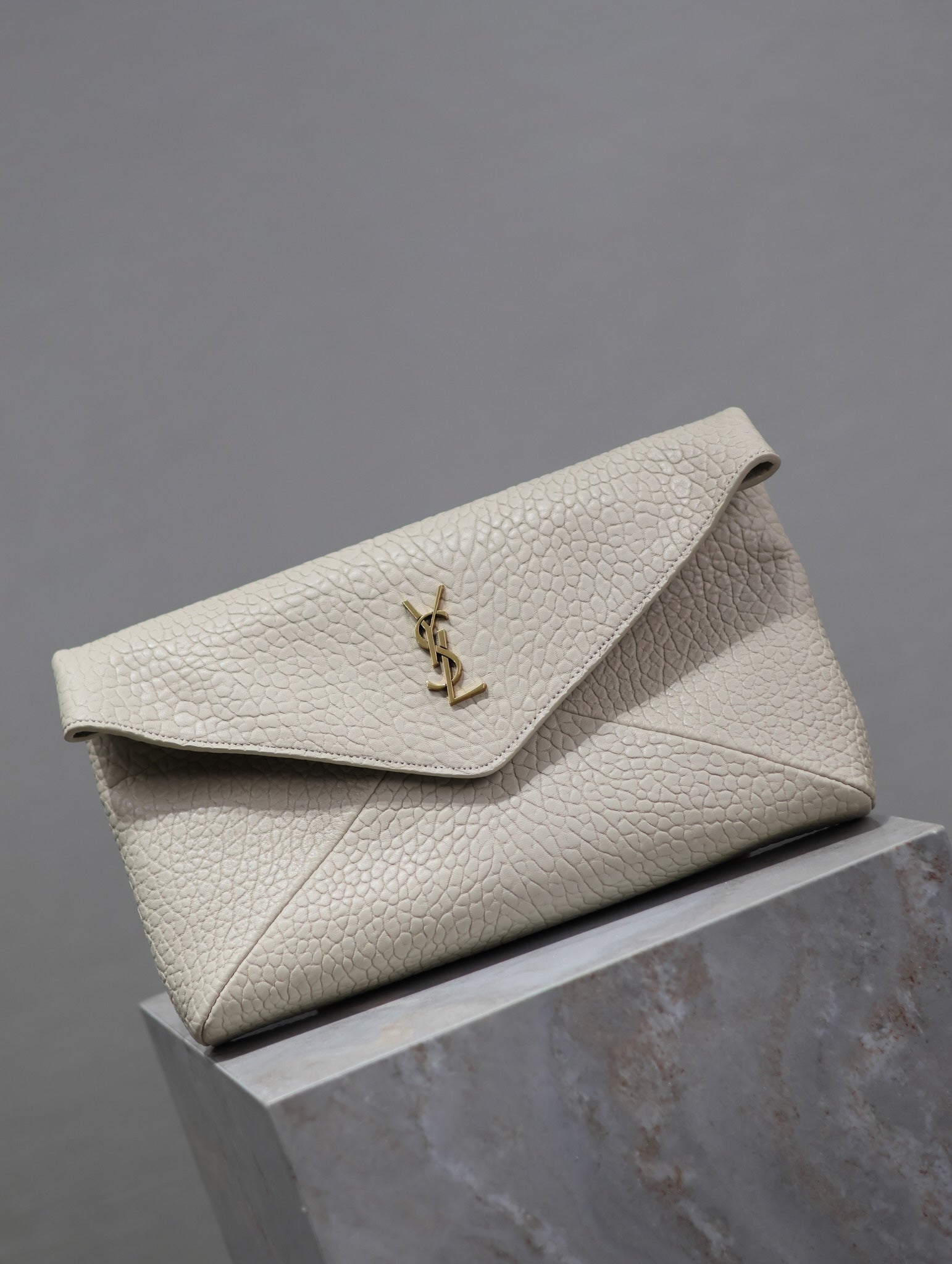 ENVELOPE CLUTCH 29 IN WEISSEM LAMMLEDER MIT KUPFERLOGO