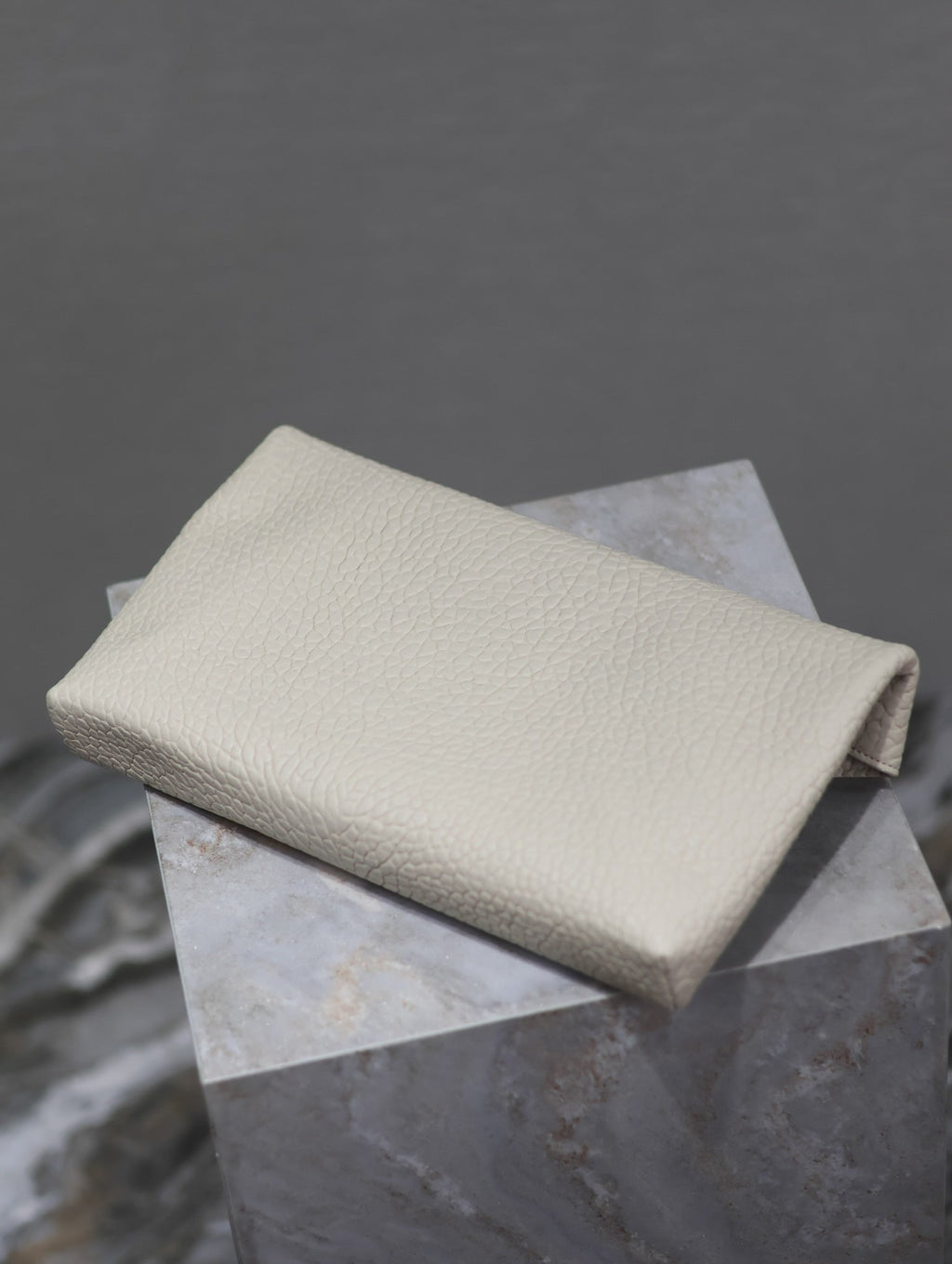 ENVELOPE CLUTCH 29 IN WHITE LAMBSKIN COPPER LOGO
