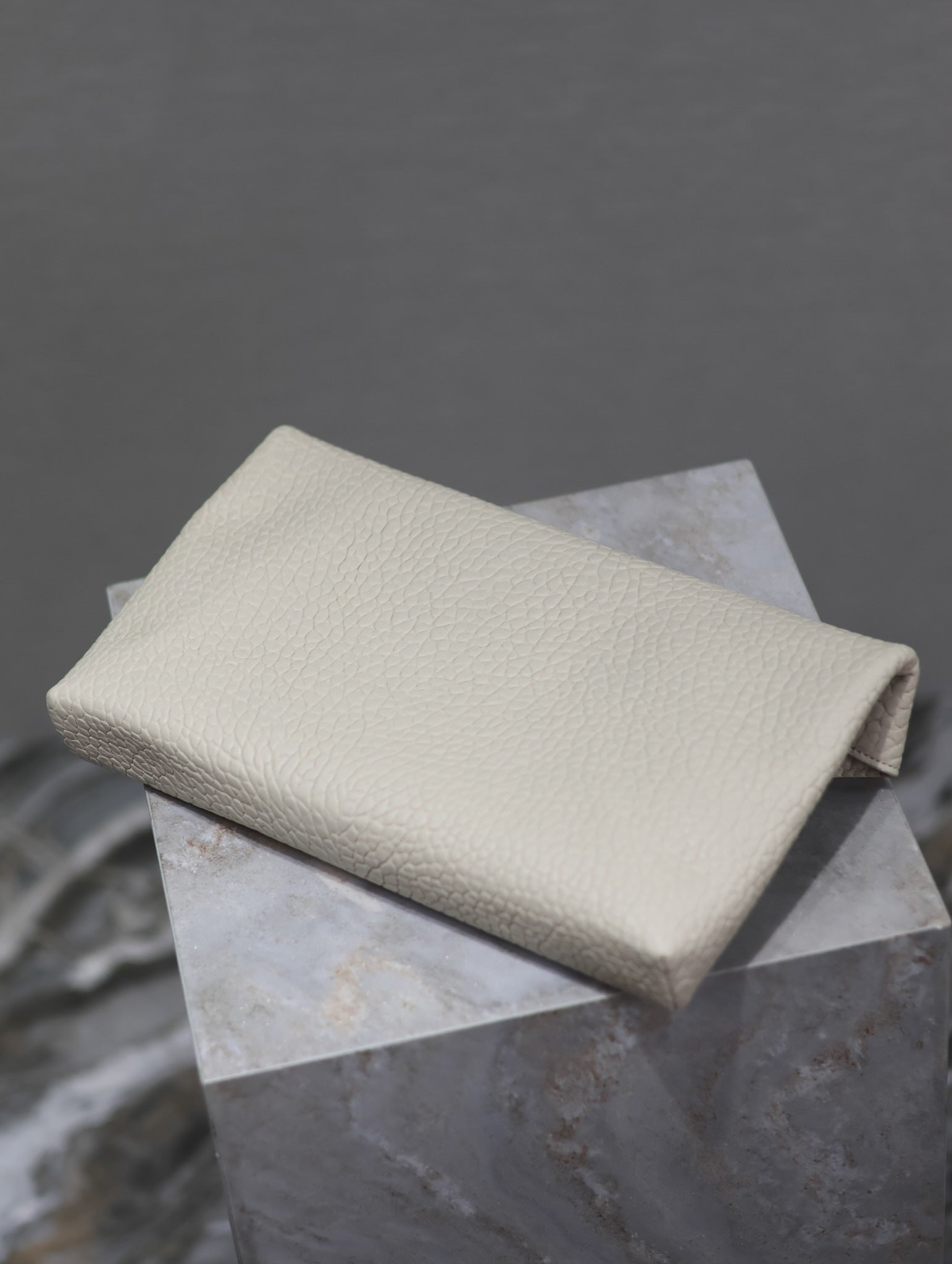 ENVELOPE CLUTCH 29 IN WEISSEM LAMMLEDER MIT KUPFERLOGO