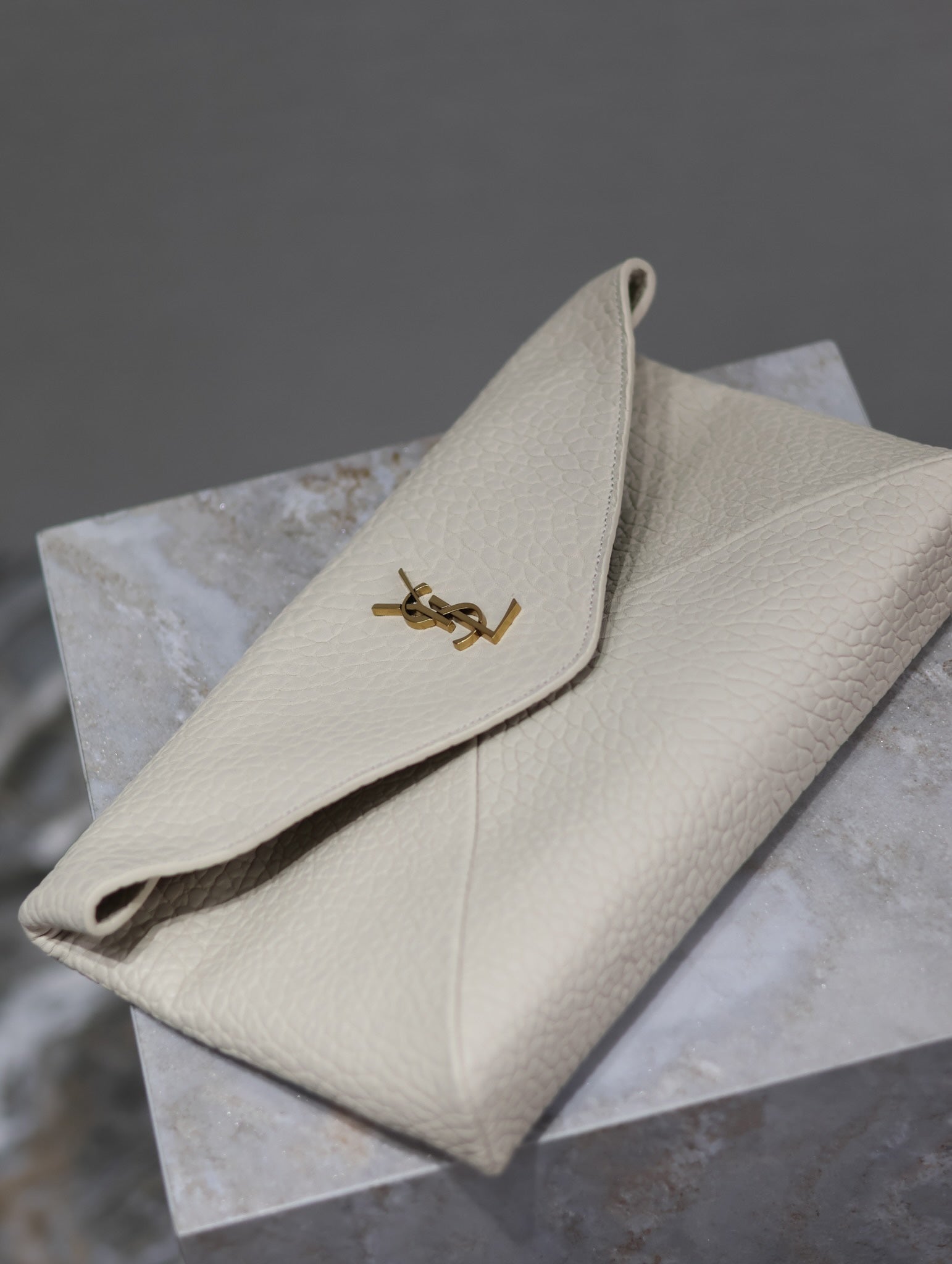 ENVELOPE CLUTCH 29 IN WEISSEM LAMMLEDER MIT KUPFERLOGO