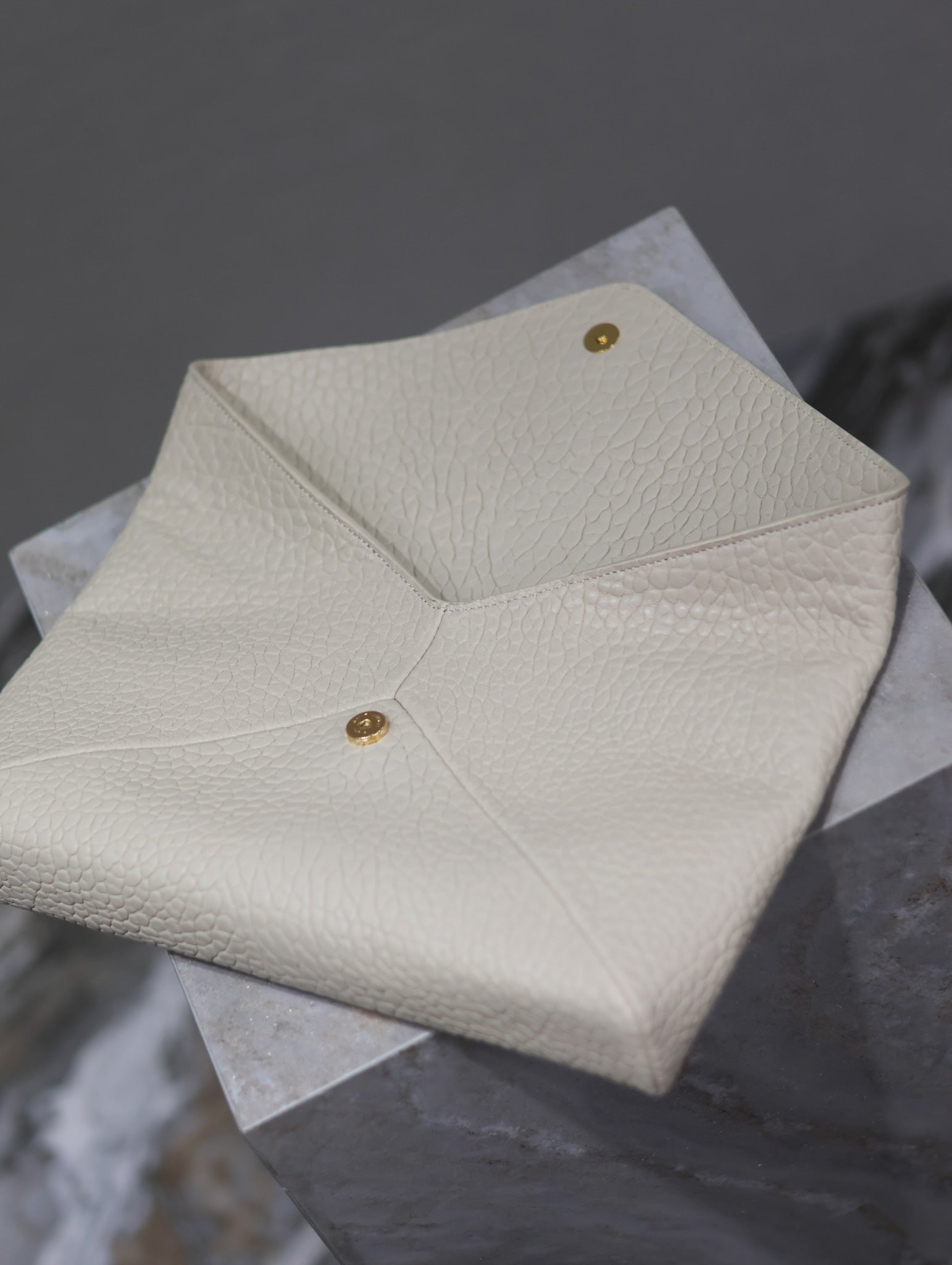 ENVELOPE CLUTCH 29 IN WHITE LAMBSKIN COPPER LOGO