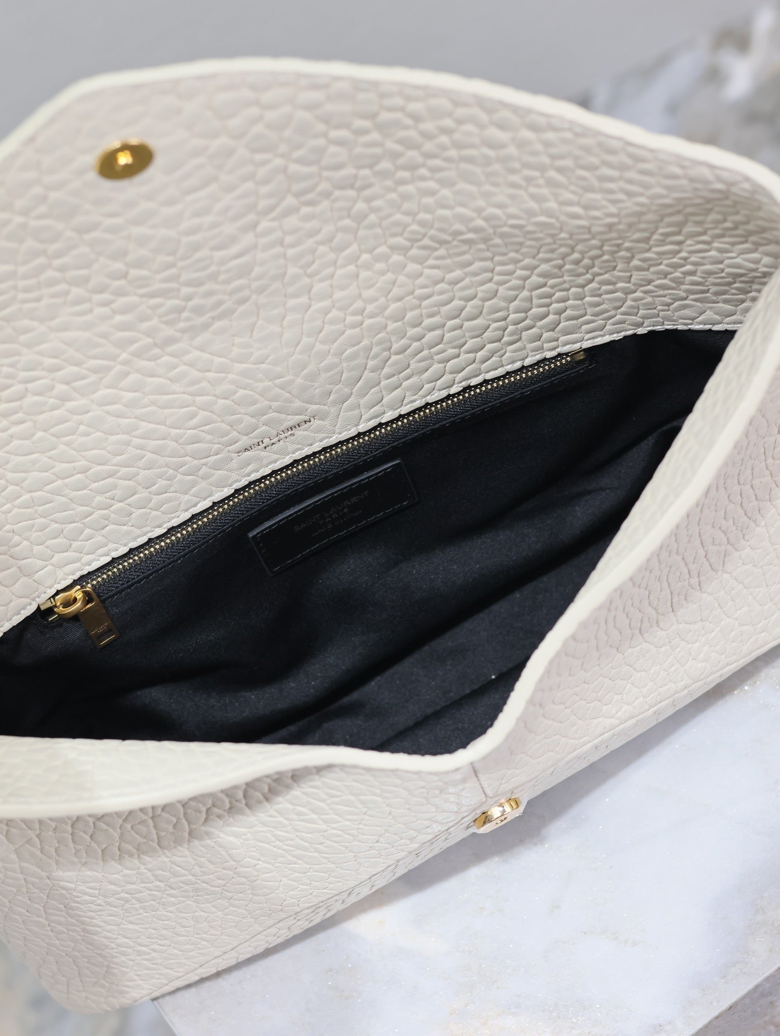 ENVELOPE CLUTCH 29 IN WHITE LAMBSKIN COPPER LOGO