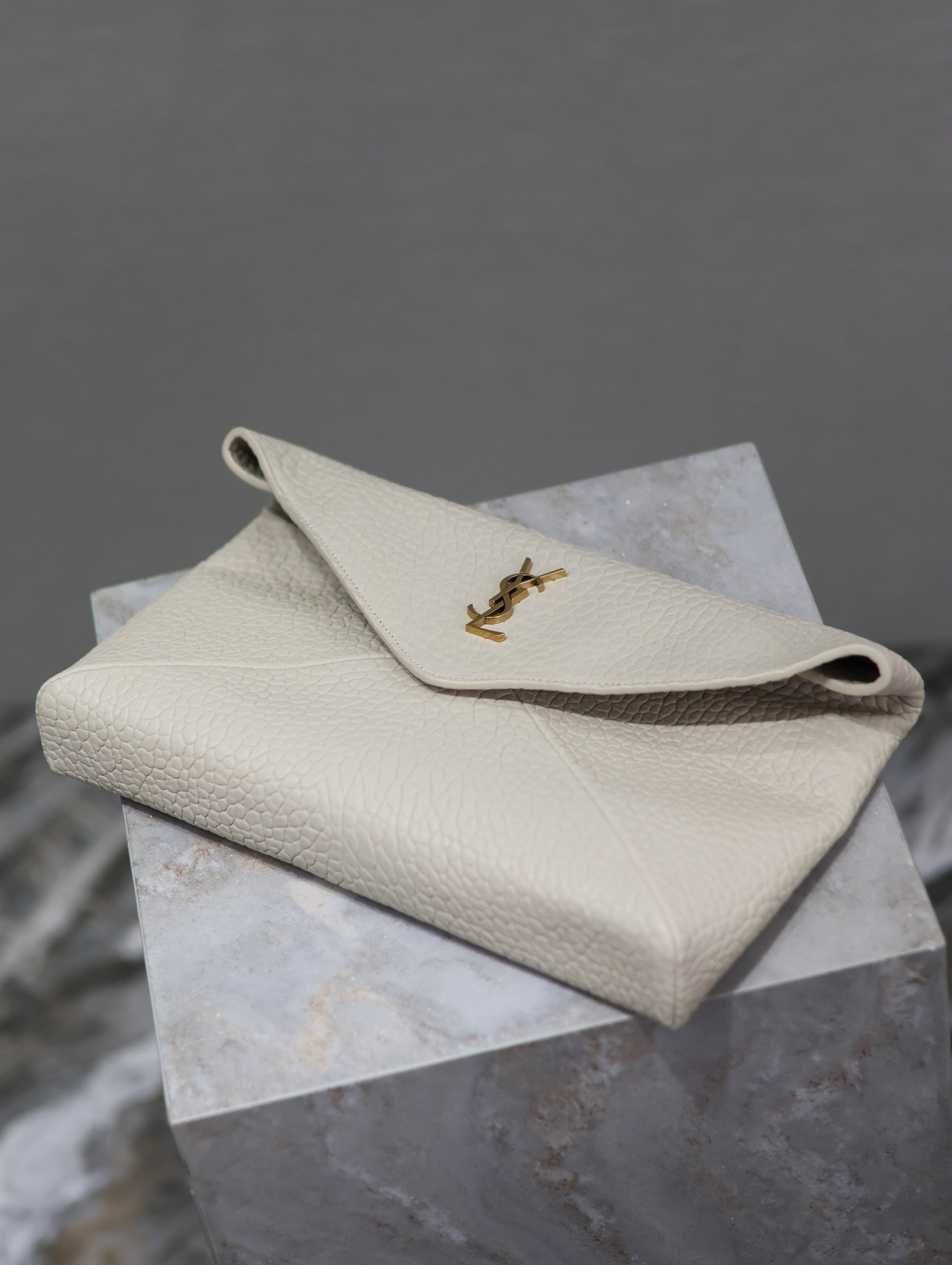 ENVELOPE CLUTCH 29 IN WHITE LAMBSKIN COPPER LOGO